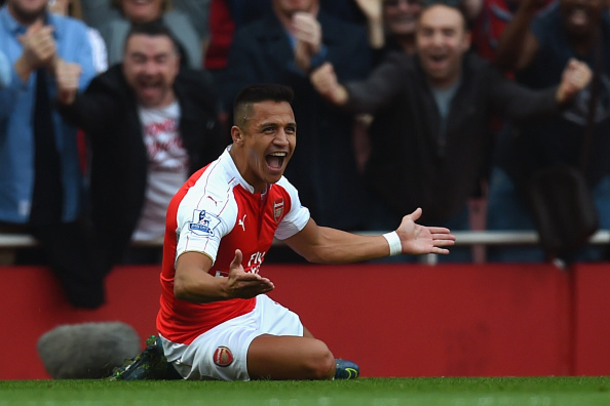 LONDON, ENGLAND - OCTOBER 04:  Alexis Sanchez of Arsenal celebrates scoring their third goal during the Barclays Premier League match between Arsenal and Manchester United at Emirates Stadium on October 4, 2015 in London, England.  (Photo by Michael Regan