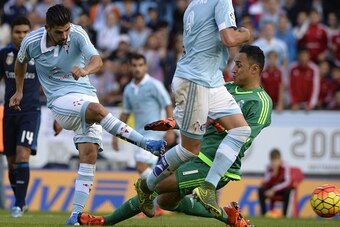 Celta Vigo's forward Nolito (L) tries to score a goal next to Real Madrid's Costa Rican goalkeeper Keylor Navas  during the Spanish league football match Celta Vigo vs Real Madrid CF at the Balaidos stadium in Vigo on October 24, 2015. Real Madrid won the
