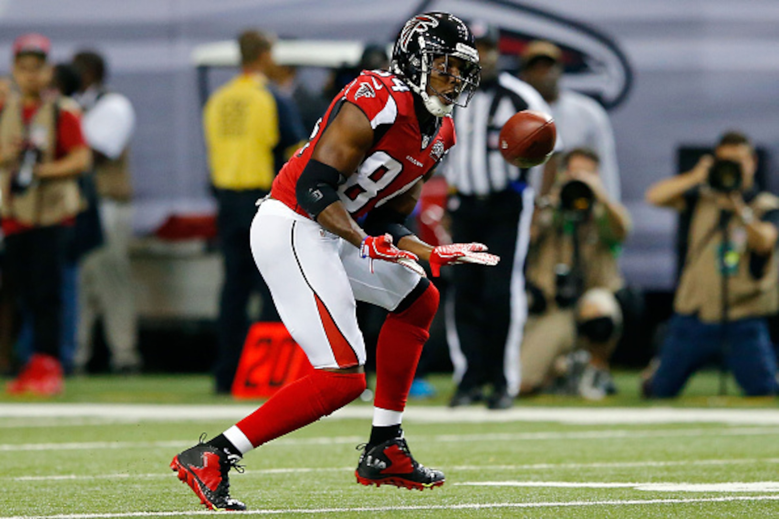 ATLANTA, GA - SEPTEMBER 14: Roddy White #84 of the Atlanta Falcons catches a pass during the first half against the Philadelphia Eagles at the Georgia Dome on September 14, 2015 in Atlanta, Georgia.  (Photo by Kevin C. Cox/Getty Images)