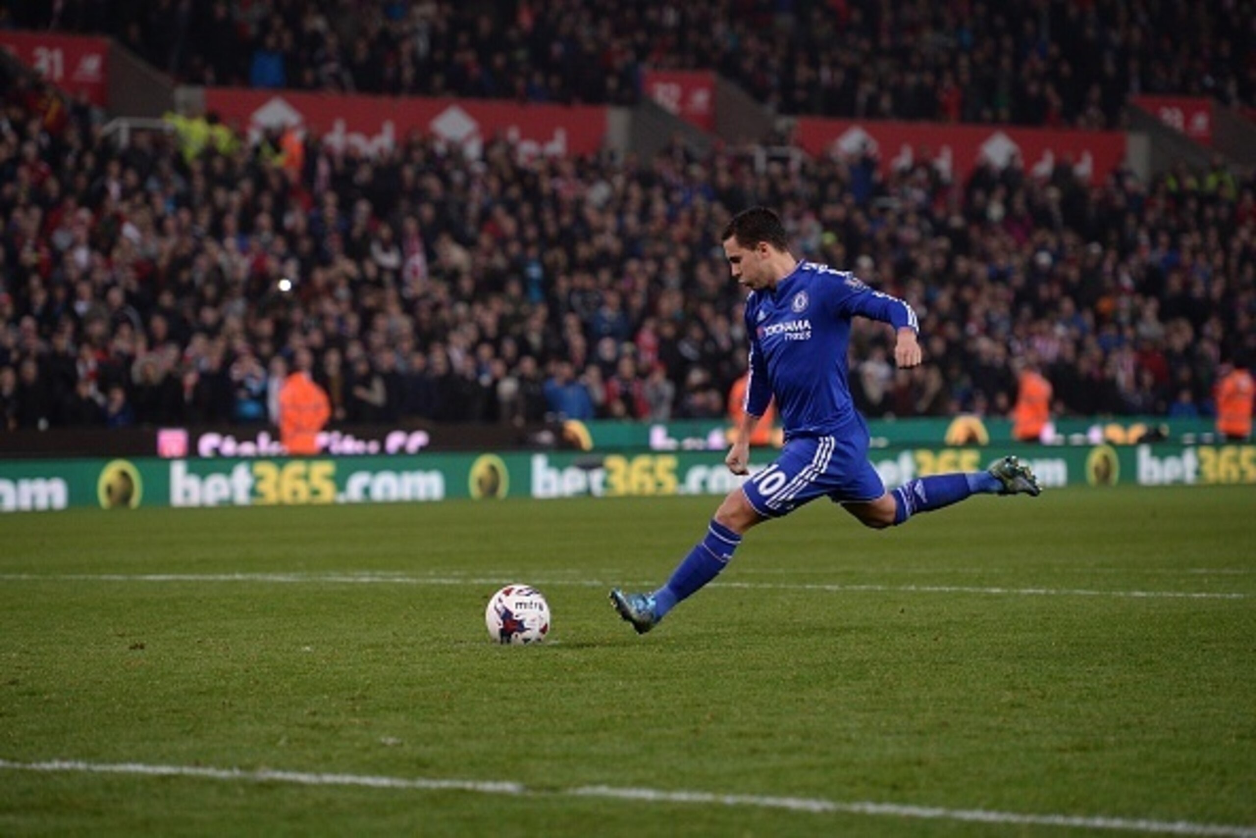 Chelsea's Belgian midfielder Eden Hazard shoots from the penalty spot before Stoke City's English goalkeeper Jack Butland saves hi shot during the penalty shoot-out following extra time in the English League Cup fourth round football match between Stoke C