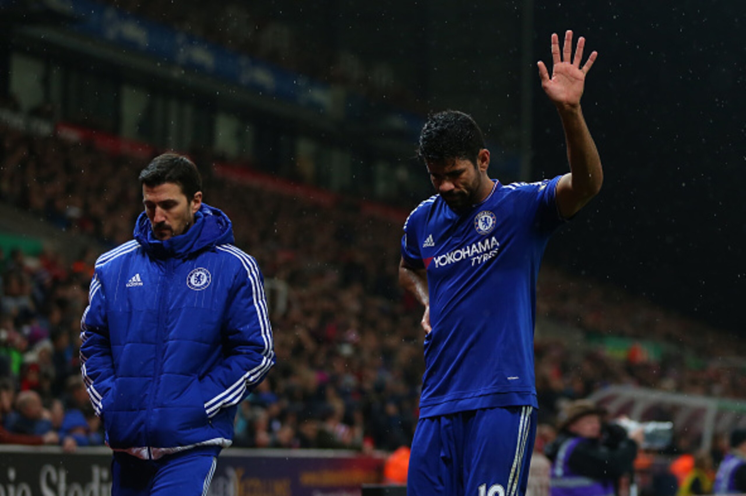 STOKE ON TRENT, ENGLAND - OCTOBER 27:  Diego Costa of Chelsea waves as he goes off injured during the Capital One Cup Fourth Round match between Stoke City and Chelsea at Britannia Stadium on October 27, 2015 in Stoke on Trent, England.  (Photo by Catheri
