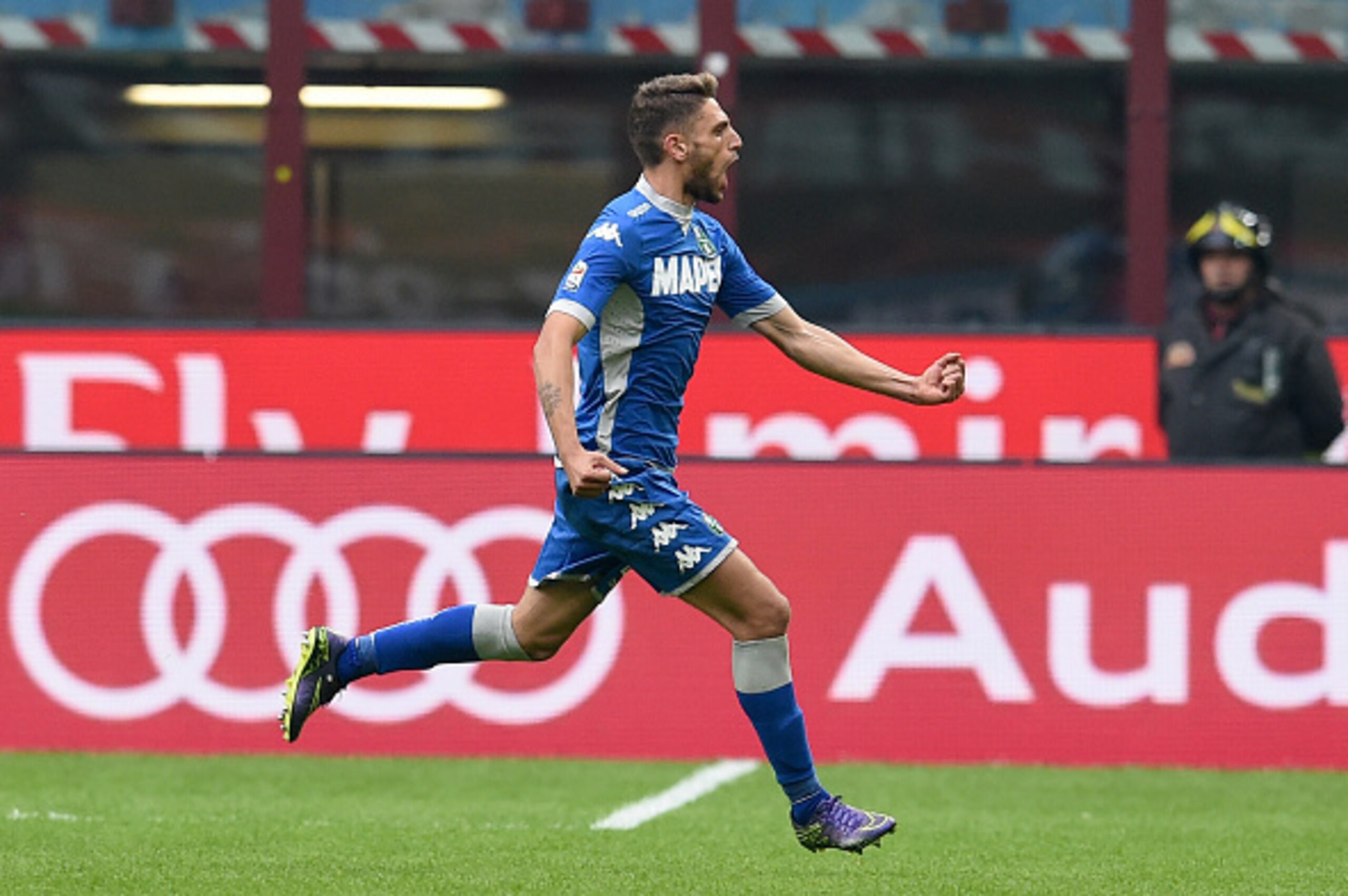 MILAN, ITALY - OCTOBER 25:  Domenico Berardi of US Sassuolo Calcio #25 celebrates after scoring the first goal during the Serie A match between AC Milan and US Sassuolo Calcio at Stadio Giuseppe Meazza on October 25, 2015 in Milan, Italy.  (Photo by Claud