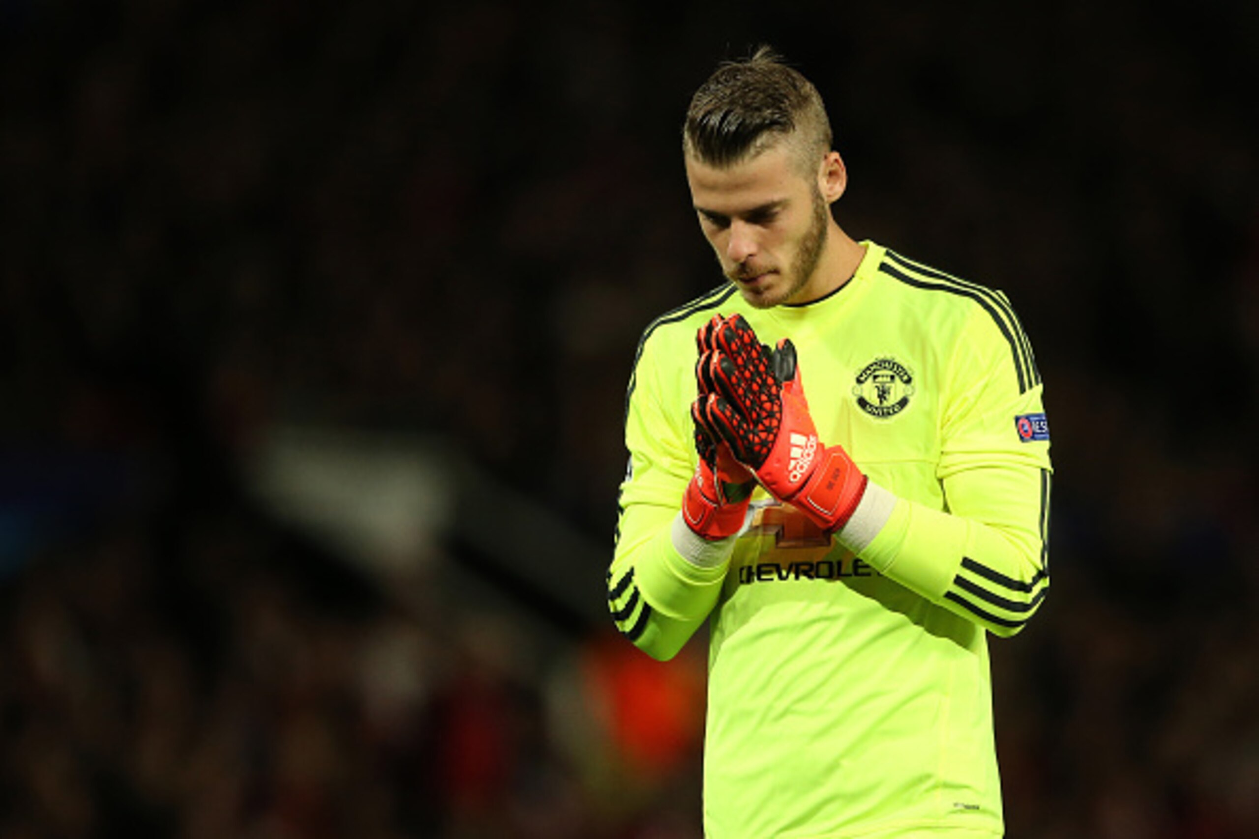MANCHESTER, ENGLAND - SEPTEMBER 30:  David De Gea of Manchester United gestures during the UEFA Champions League match between Manchester United and Wolfsburg at Old Trafford on September 30, 2015 in Manchester, United Kingdom.  (Photo by Matthew Ashton -
