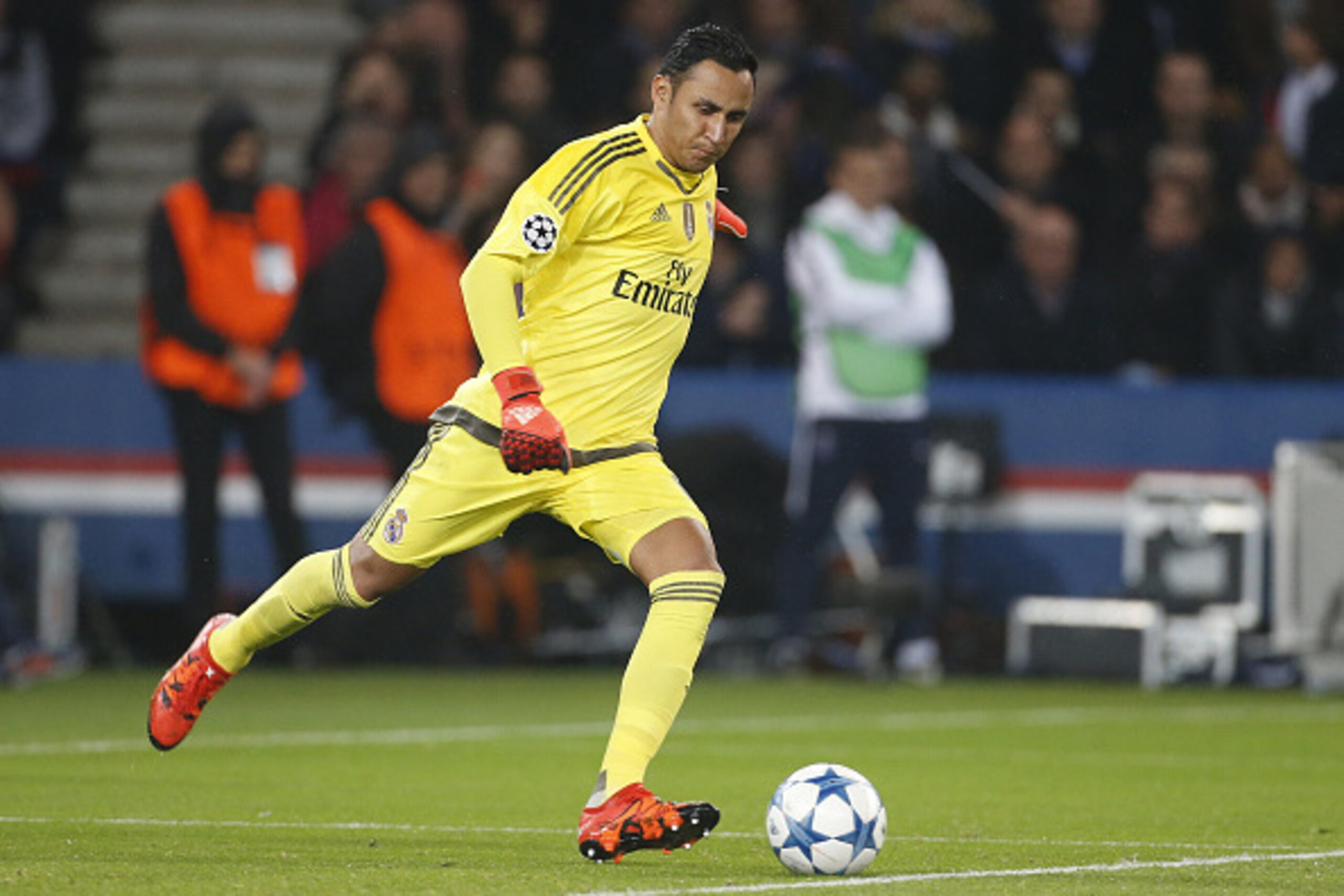 PARIS, FRANCE - OCTOBER 21: Goalkeeper of Real Madrid Keylor Navas in action during the UEFA Champions League match between Paris Saint-Germain (PSG) and Real Madrid at Parc des Princes stadium on October 21, 2015 in Paris, France. (Photo by Jean Catuffe/