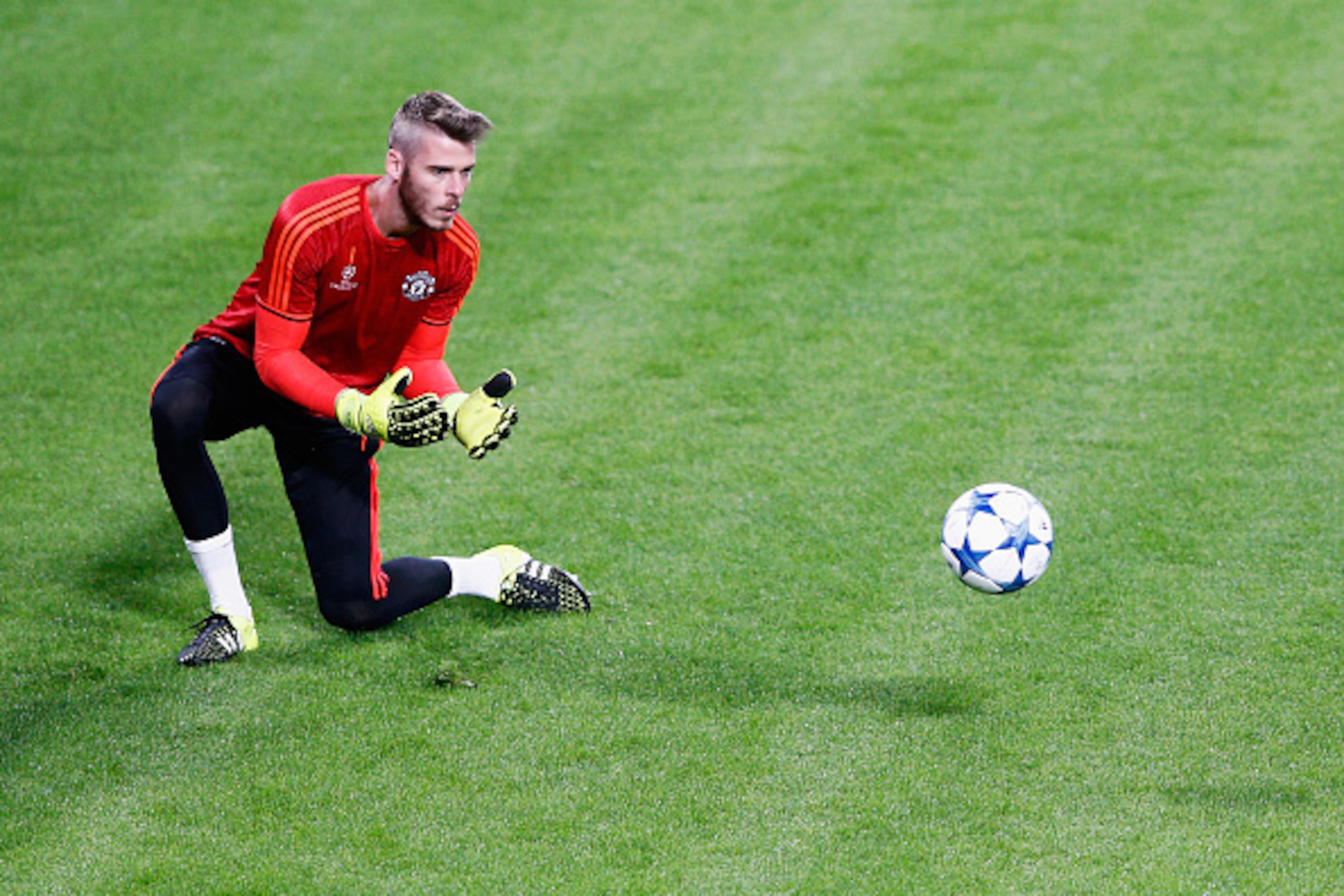 EINDHOVEN, NETHERLANDS - SEPTEMBER 14:  David de Gea of Manchester United in action during the Manchester United training session held at the Philips Stadion on September 14, 2015 in Eindhoven, Netherlands.  PSV will paly Manchester United in their Group 