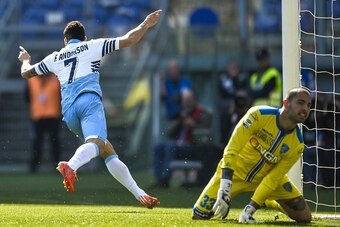 Lazio's midfielder from Brazil Felipe Anderson (L) celebrates after scoring against Empoli's goalkeeper Luigi Sepe during the Italian Serie A football match Lazio vs Empoli on April 12, 2015 at Rome's Olympic stadium. AFP PHOTO / ANDREAS SOLARO        (Ph
