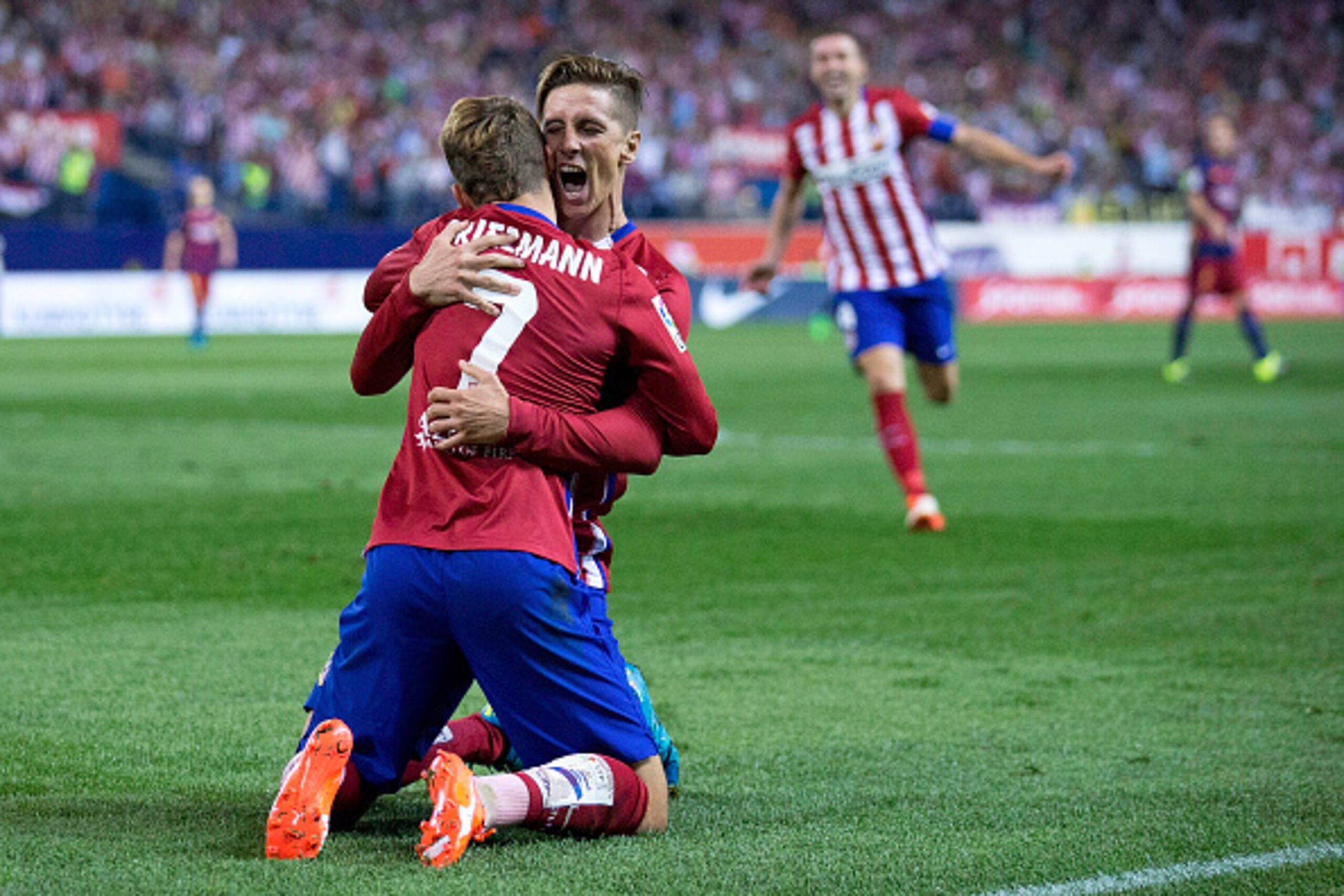 MADRID, SPAIN - SEPTEMBER 12: Fernando Torres (R) celebrates scoring their opening goal with teammate Antoine Griezmann (L) during the La Liga match between Club Atletico de Madrid and FC Barcelona at Vicente Calderon Stadium on September 12, 2015 in Mad MADRID, SPAIN - SEPTEMBER 12: Fernando Torres (R) celebrates scoring their opening goal with teammate Antoine Griezmann (L) during the La Liga match between Club Atletico de Madrid and FC Barcelona at Vicente Calderon Stadium on September 12, 2015 in Mad