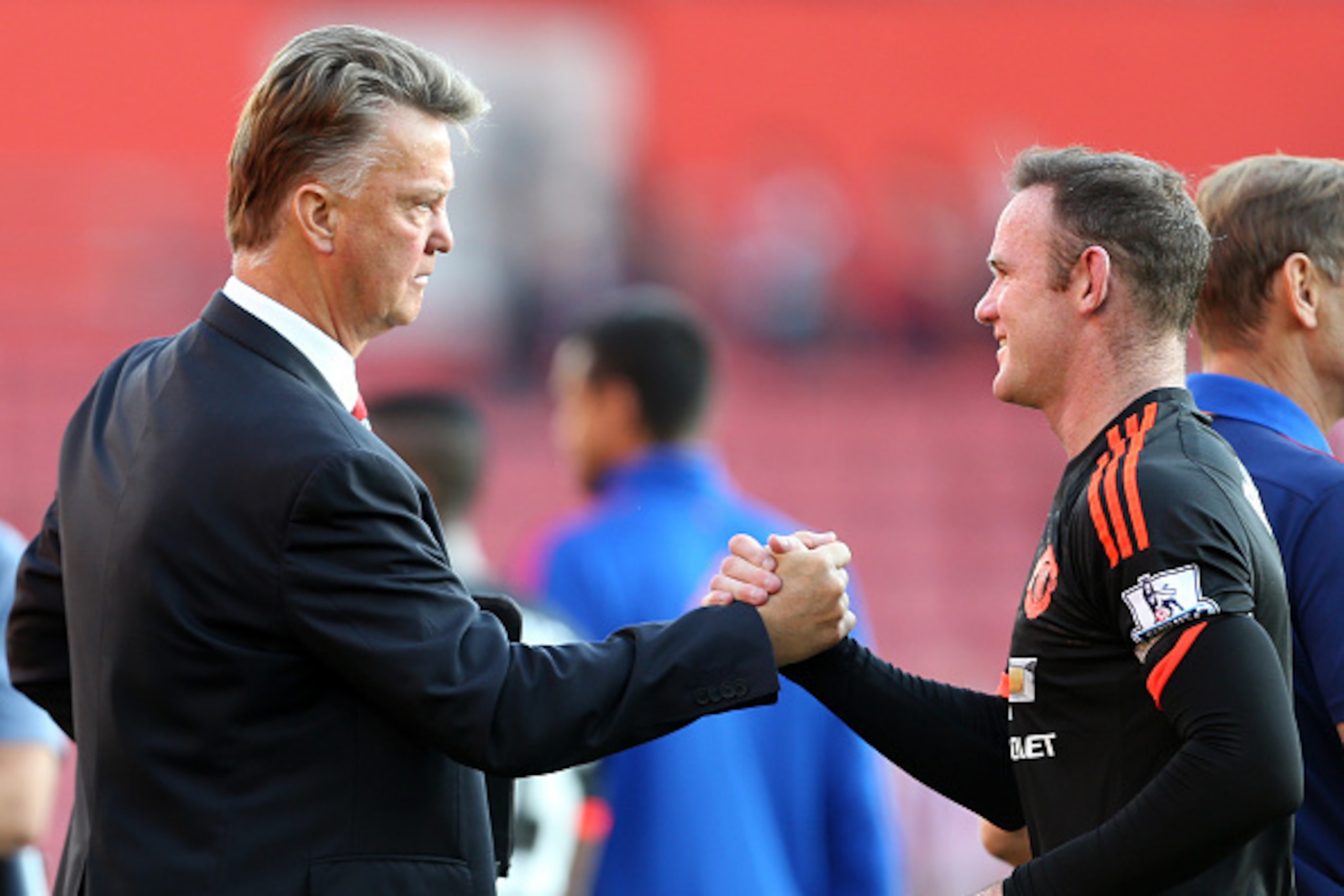 SOUTHAMPTON, ENGLAND - SEPTEMBER 20:  Louis van Gaal Manager of Manchester United shakes hands with Wayne Rooney of Manchester United after the Barclays Premier League match at St Mary's stadium between Southampton and Manchester United on September 20, 2