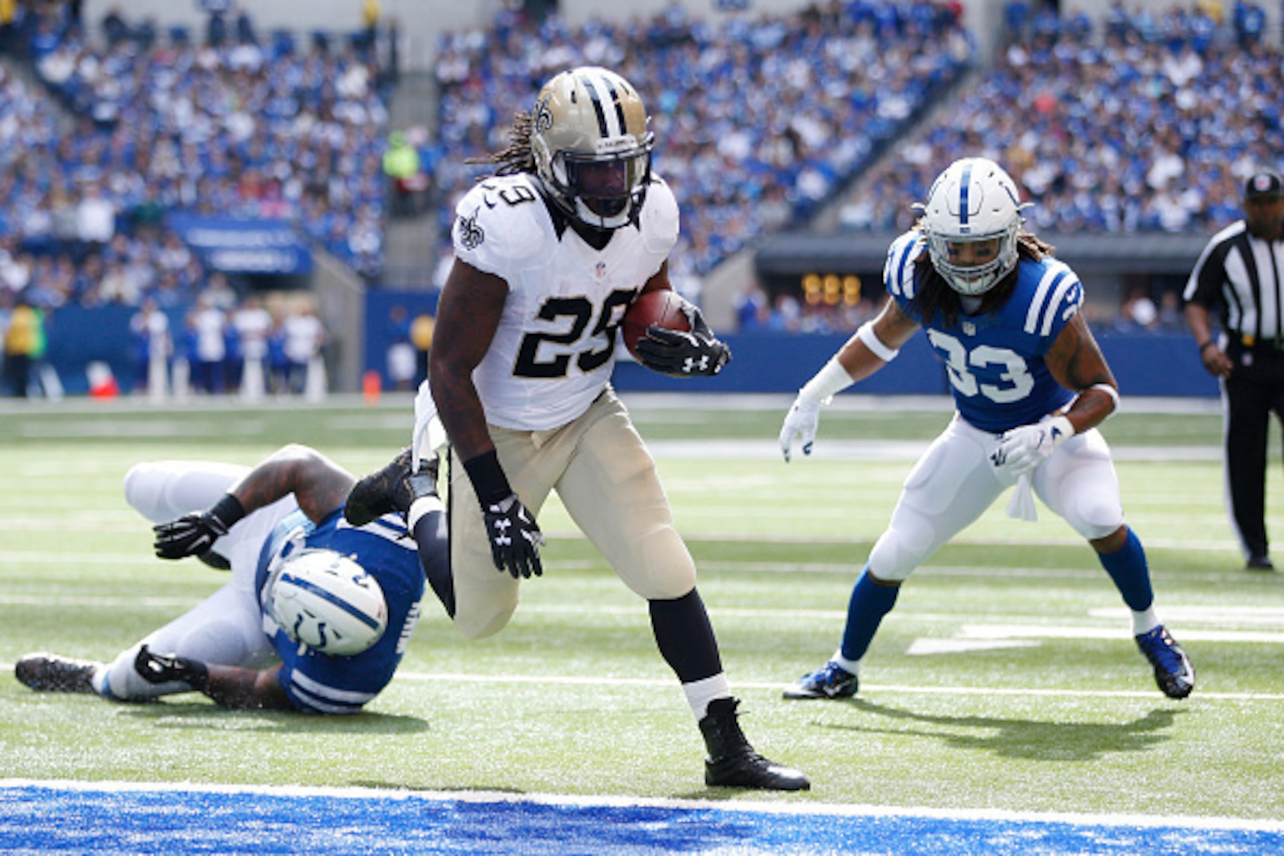 INDIANAPOLIS, IN - OCTOBER 25: Khiry Robinson #29 of the New Orleans Saints runs in for a touchdown against the Indianapolis Colts at Lucas Oil Stadium on October 25, 2015 in Indianapolis, Indiana. (Photo by Joe Robbins/Getty Images)