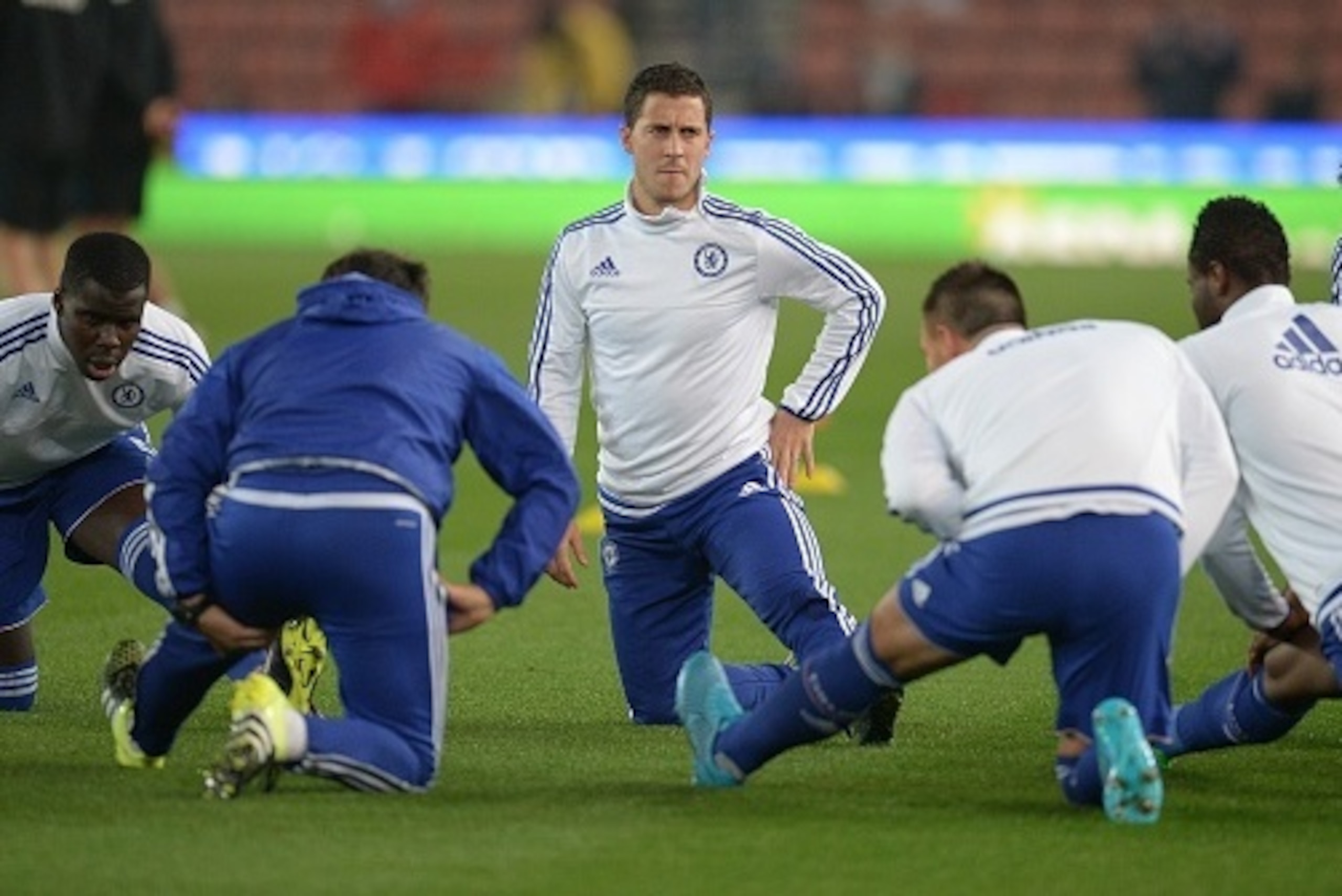 Chelsea's Belgian midfielder Eden Hazard  (C) warms up with teammates ahead of the English League Cup fourth round football match between Stoke City and Chelsea at the Britannia Stadium in Stoke-on-Trent, central England on October 27, 2015.   AFP PHOTO /