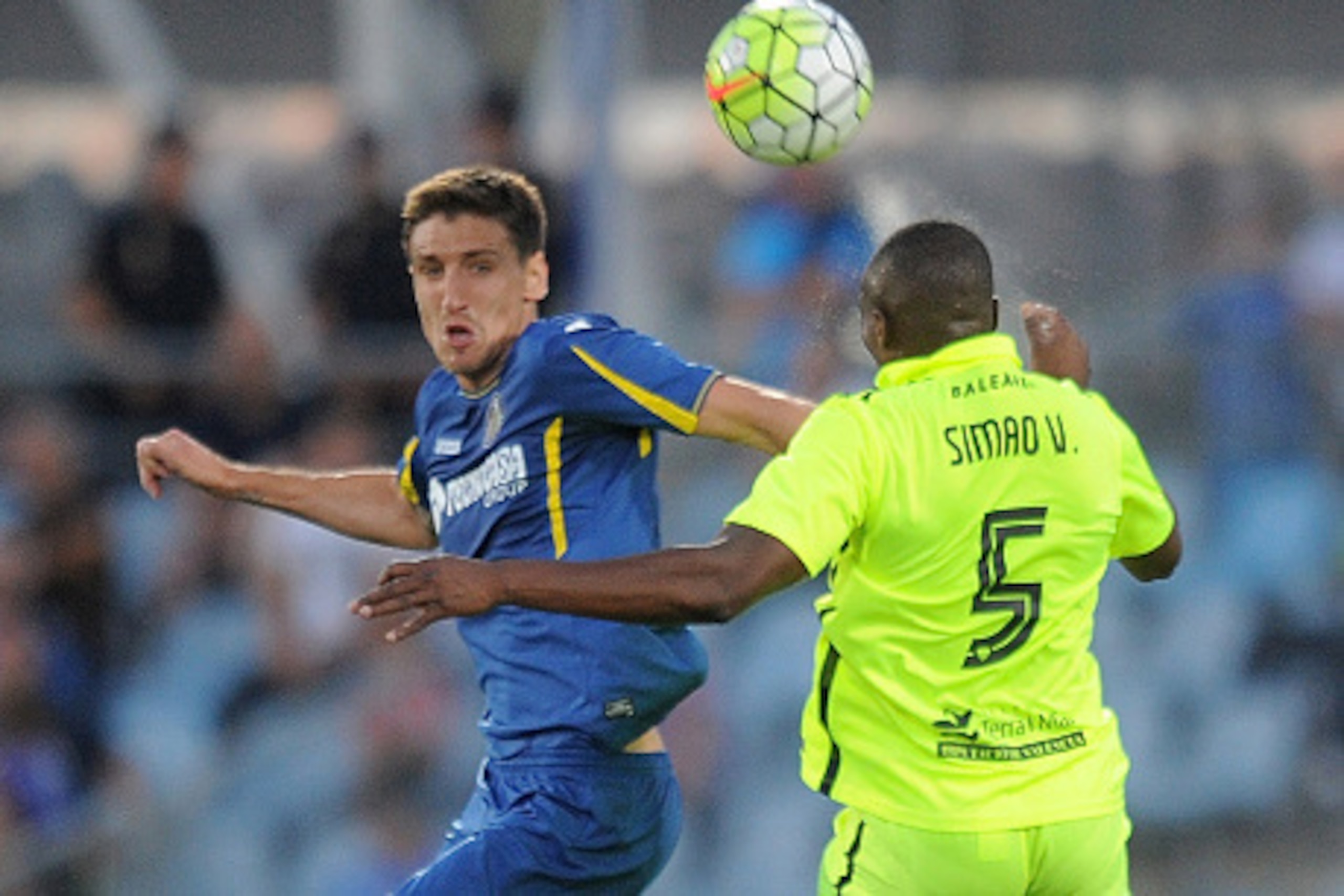 GETAFE, SPAIN - SEPTEMBER 27:  Stefan Scepovic of Getafe goes for a high ball against Simao Mate of Levante during the La liga match between Getafe and Levante at estadio Coliseum Alfonso Perez on September 27, 2015 in Getafe, Spain.  (Photo by Denis Doyl