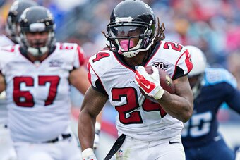 NASHVILLE, TN - OCTOBER 25:  Devonta Freeman #24 of the Atlanta Falcons runs the ball against the Tennessee Titans at Nissan Stadium on October 25, 2015 in Nashville, Tennessee.  The Falcons defeated the Titans 10-7.  (Photo by Wesley Hitt/Getty Images)