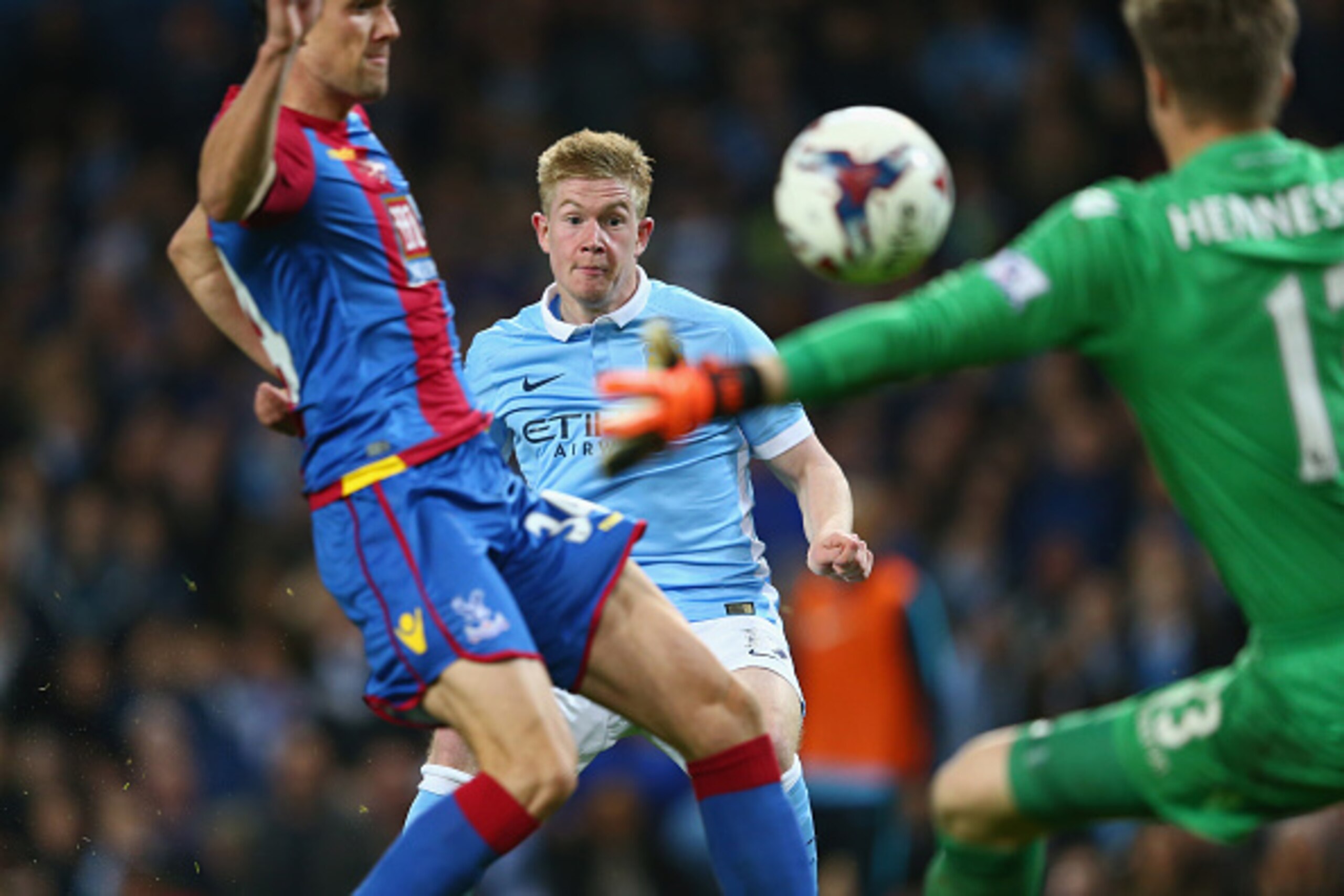 MANCHESTER, ENGLAND - OCTOBER 28:  Kevin De Bruyne of Manchester City shoots  only to see his shot saved by goalkeeper Wayne Hennessey of Crystal Palace during the Capital One Cup fourth round match at the Etihad Stadium on October 28, 2015 in Manchester,