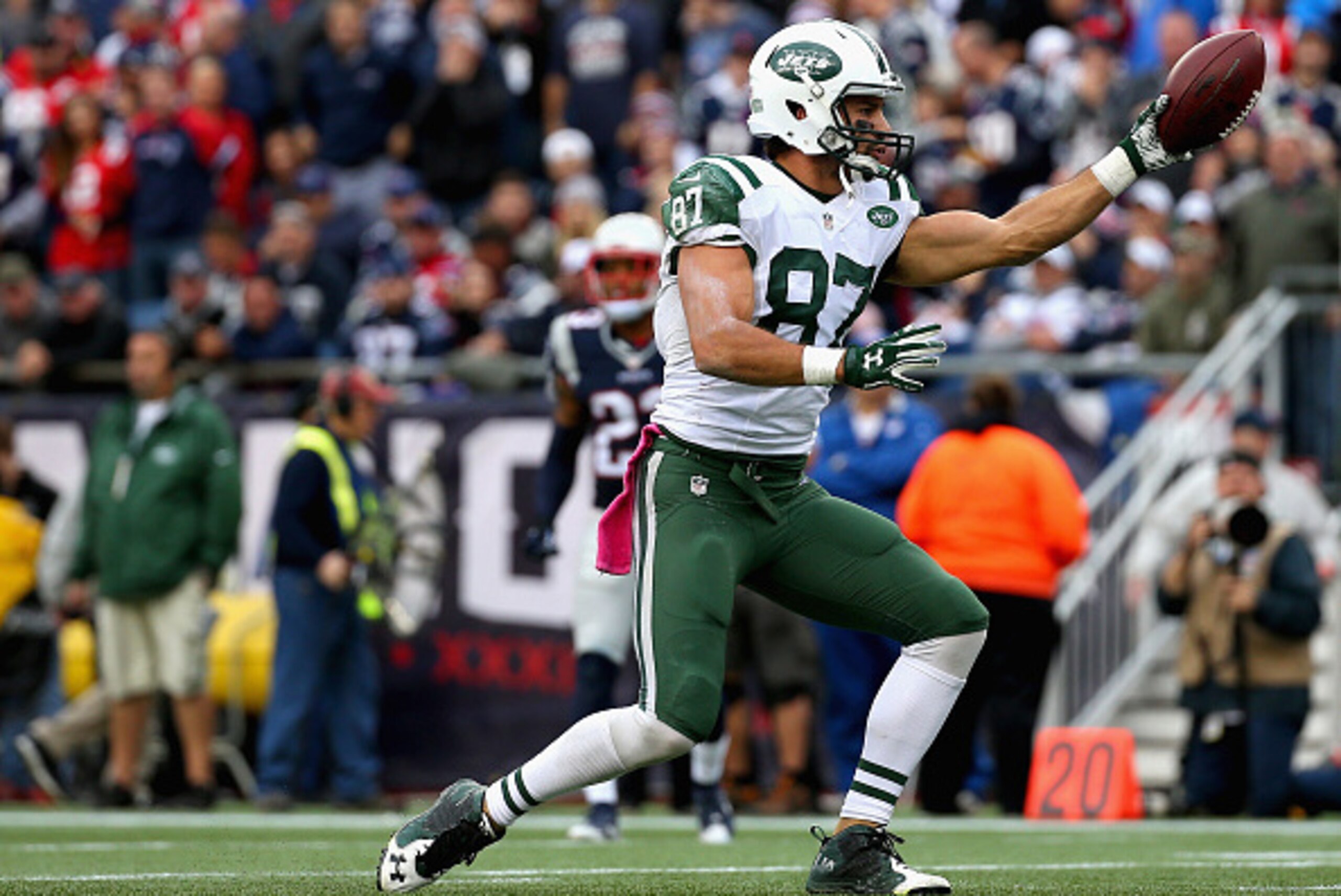 FOXBORO, MA - OCTOBER 25:  Eric Decker #87 of the New York Jets reacts after catching a pass during the third quarter against the New England Patriots at Gillette Stadium on October 25, 2015 in Foxboro, Massachusetts.  (Photo by Jim Rogash/Getty Images)