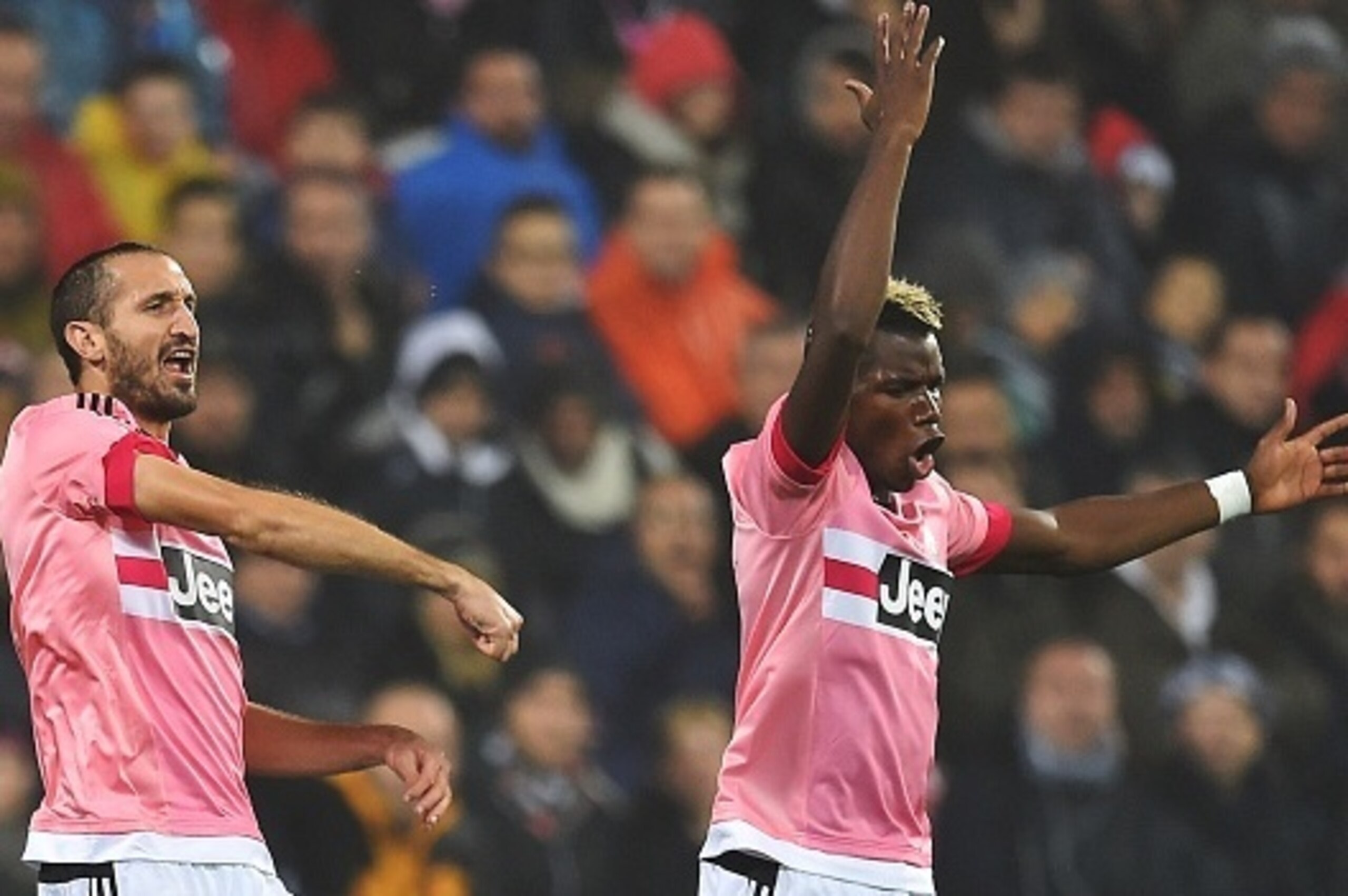 Juventus' defender from Italy Giorgio Chellini (L) and Juventus' midfielder from France Paul Pogba react during the Italian Serie A football match Sassuolo vs Juventus at Mapei stadium in Reggio Emilia on October 28, 2015.    AFP PHOTO / VINCENZO PINTO   