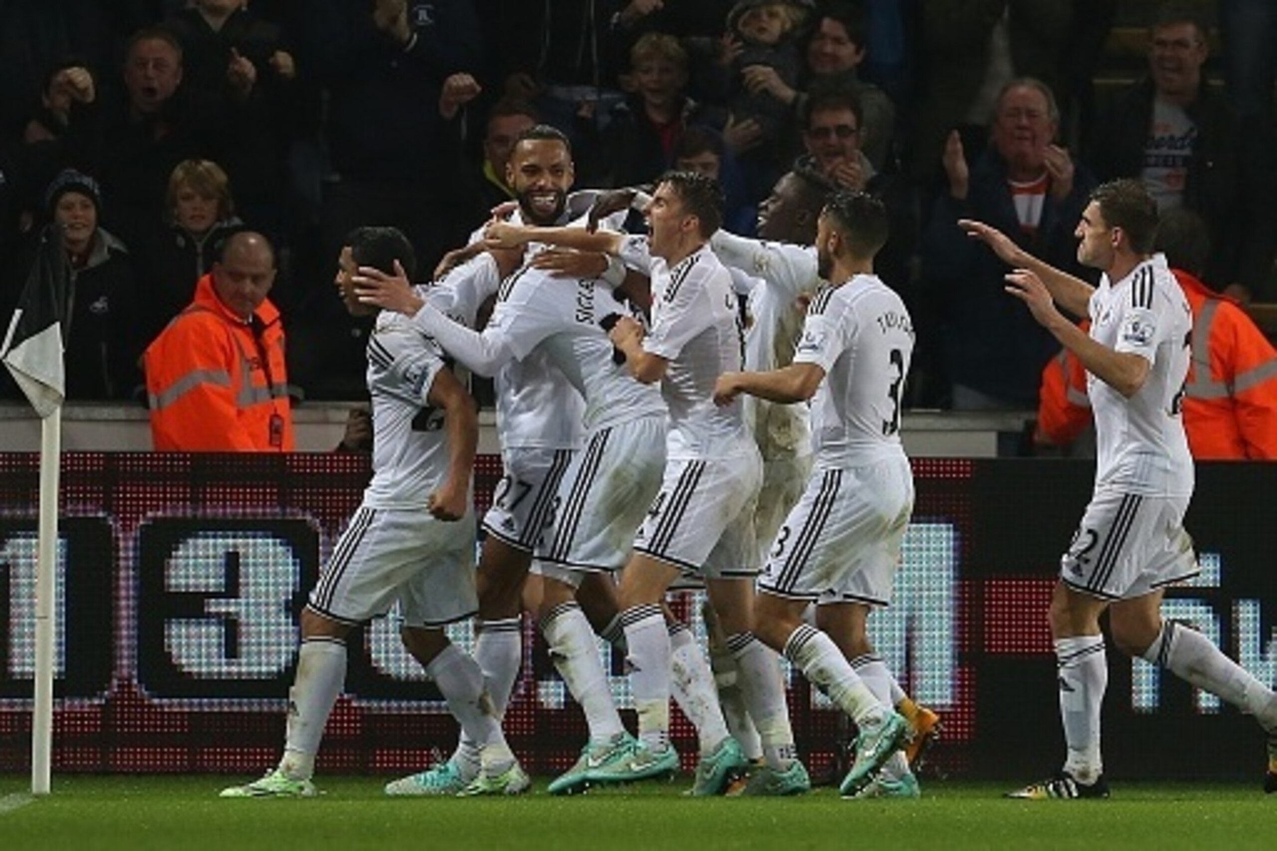 Swansea players celebrate after Swansea City's Icelandic midfielder Gylfi Sigurdsson (3L) scored an equalising goal during the English Premier League football match between Swansea City and Arsenal at The Liberty Stadium in Swansea, south Wales on Novembe