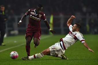 TURIN, ITALY - OCTOBER 17:  Afriyie Acquah (L) of Torino FC is tackled by Andrea Bertolacci of AC Milan during the Serie A match between Torino FC and AC Milan at Stadio Olimpico di Torino on October 17, 2015 in Turin, Italy.  (Photo by Valerio Pennicino/