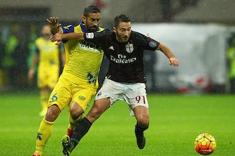 MILAN, ITALY - OCTOBER 28:  Andrea Bertolacci (R) of AC Milan competes for the ball with Giampiero Pinzi (L) of AC Chievo Verona during the Serie A match between AC Milan and AC Chievo Verona at Stadio Giuseppe Meazza on October 28, 2015 in Milan, Italy. 