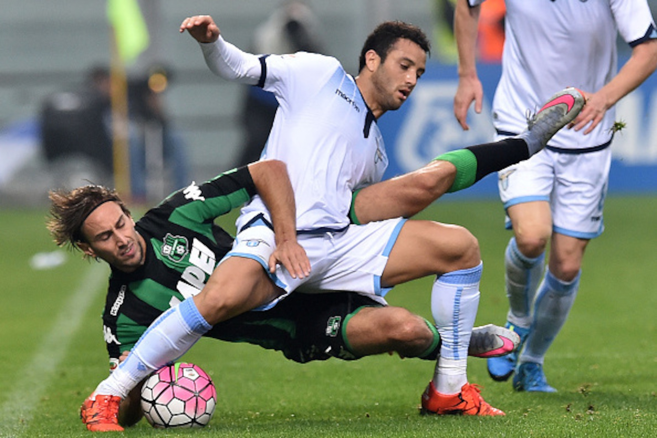 REGGIO NELL'EMILIA, ITALY - OCTOBER 18:  Simone Missiroli of Sassulo and Felipe Anderson of Lazio in action during the Serie A match between US Sassuolo Calcio and SS Lazio at Mapei Stadium - Citta del Tricolore on October 18, 2015 in Reggio nell'Emilia, 