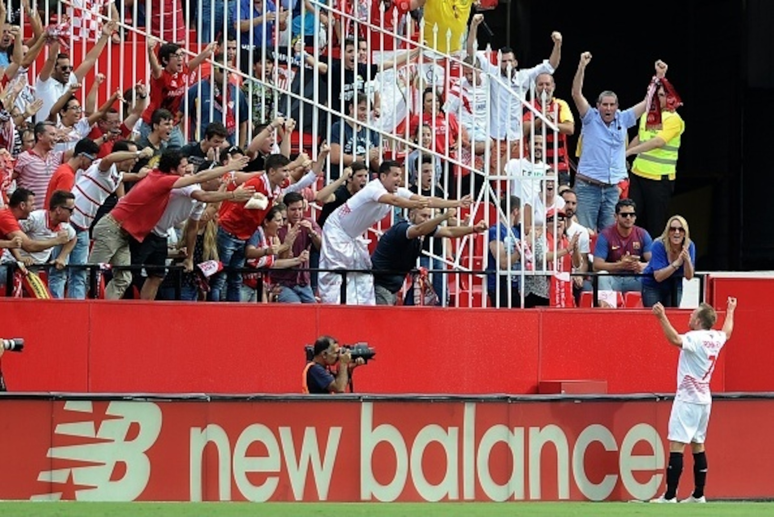 Sevilla's Danish midfielder Michael Krohn-Dehli celebrates after scoring during the Spanish league football match Sevilla FC vs Barcelona at the Ramon Sanchez Pizjuan stadium in Sevilla on October 3, 2015. Sevilla won 2-1.   AFP PHOTO/ CRISTINA QUICLER   