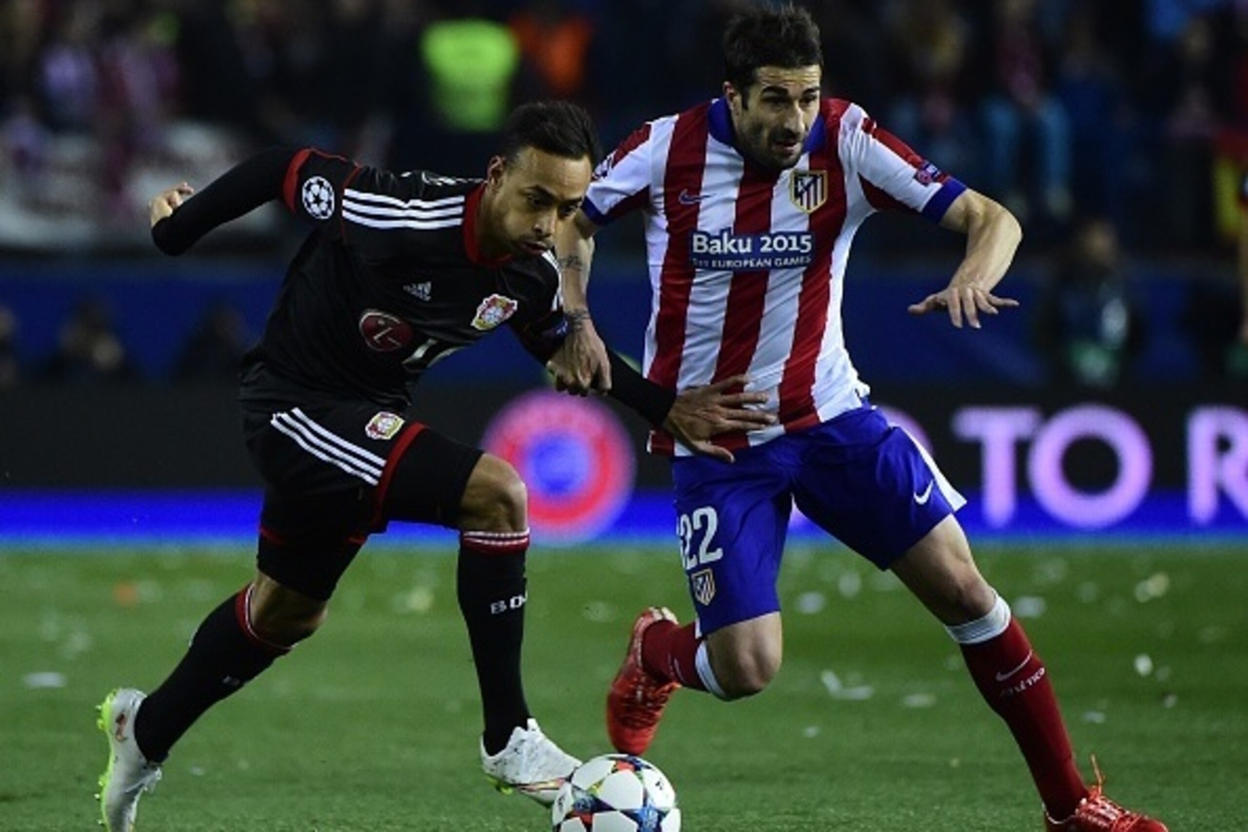 Leverkusen's  forward Karim Bellarabi (L) vies with Atletico Madrid's midfielder Cani during the UEFA Champions League football match Club Atletico de Madrid vs Bayer Leverkusen at the Vicente Calderon stadium in Madrid on March 17, 2015.   AFP PHOTO / PI