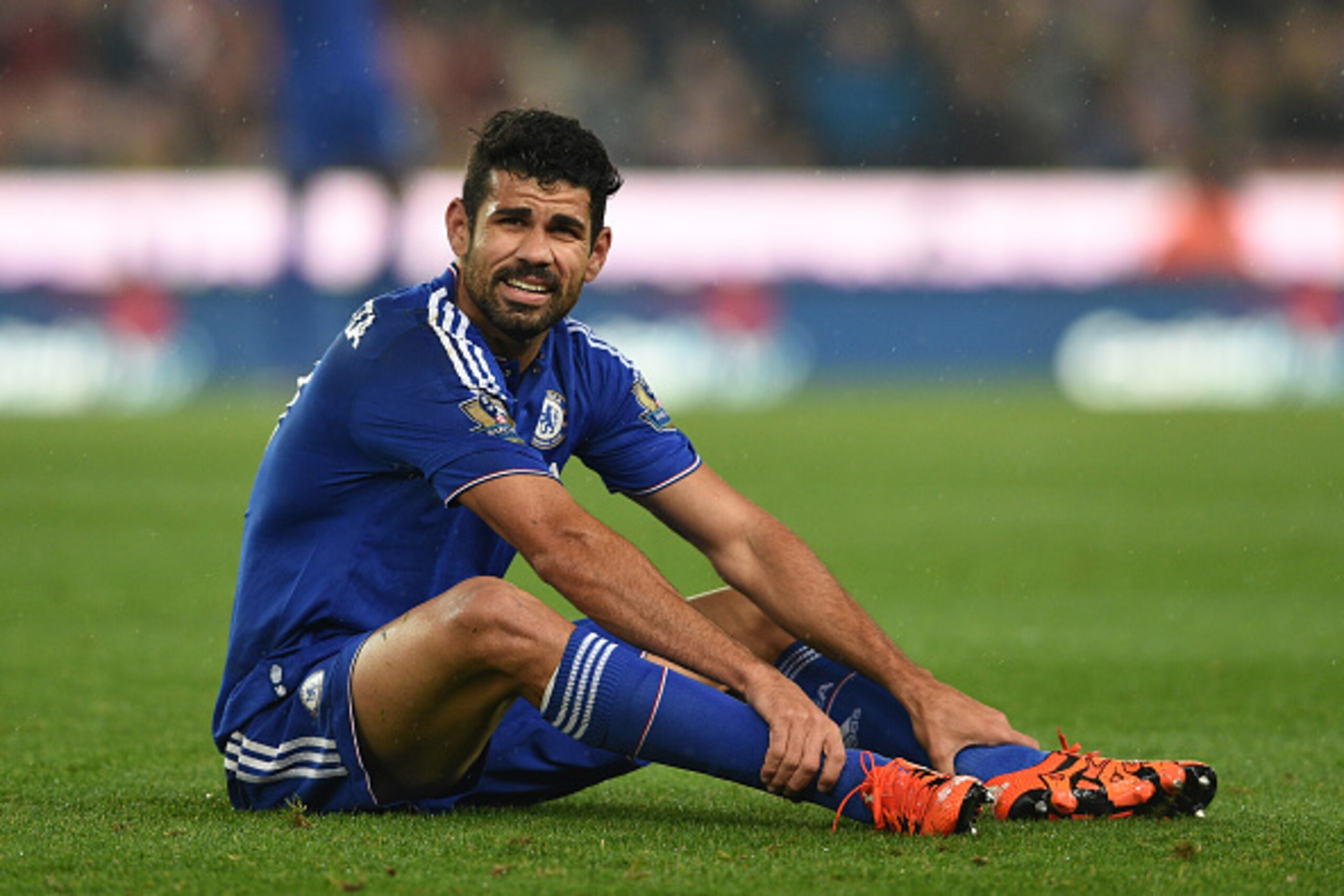 STOKE ON TRENT, ENGLAND - OCTOBER 27: The injured Diego Costa of Chelsea looks on prior to leaving the pitch due to injury during the Capital One Cup fourth round match between Stoke City and Chelsea at the Britannia Stadium on October 27, 2015 in Stoke STOKE ON TRENT, ENGLAND - OCTOBER 27: The injured Diego Costa of Chelsea looks on prior to leaving the pitch due to injury during the Capital One Cup fourth round match between Stoke City and Chelsea at the Britannia Stadium on October 27, 2015 in Stoke
