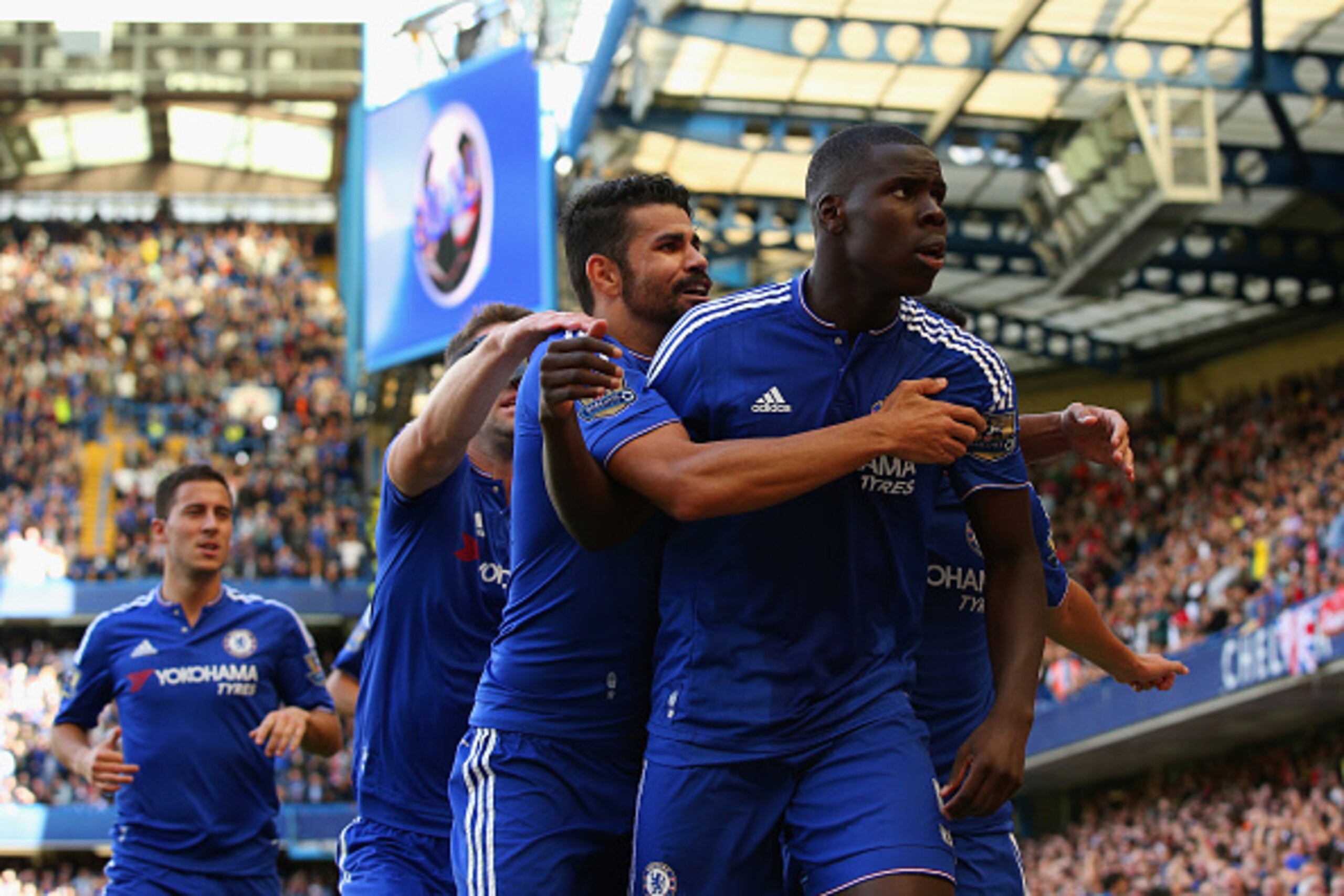 LONDON, ENGLAND - SEPTEMBER 19:  Kurt Zouma (1st R) of Chelsea celebrates scoring his team's first goal with his team mates during the Barclays Premier League match between Chelsea and Arsenal at Stamford Bridge on September 19, 2015 in London, United Kin