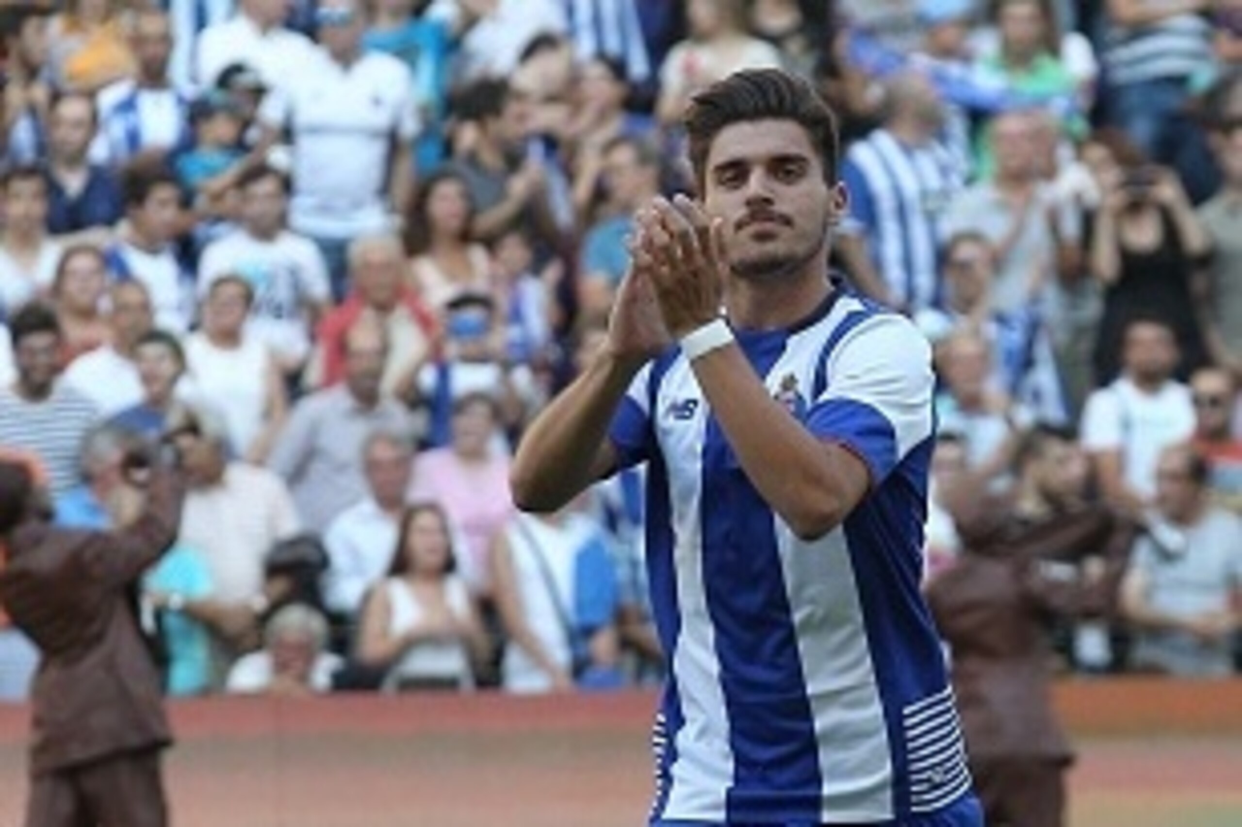 OPORTO, PORTUGAL - AUGUST 08:  Porto's Portuguese midfielder Ruben Neves during the pre-season friendly between FC Porto and Napoli at Estadio do Dragao on August 8, 2015 in Porto, Portugal.  (Photo by Carlos Rodrigues/Getty Images)