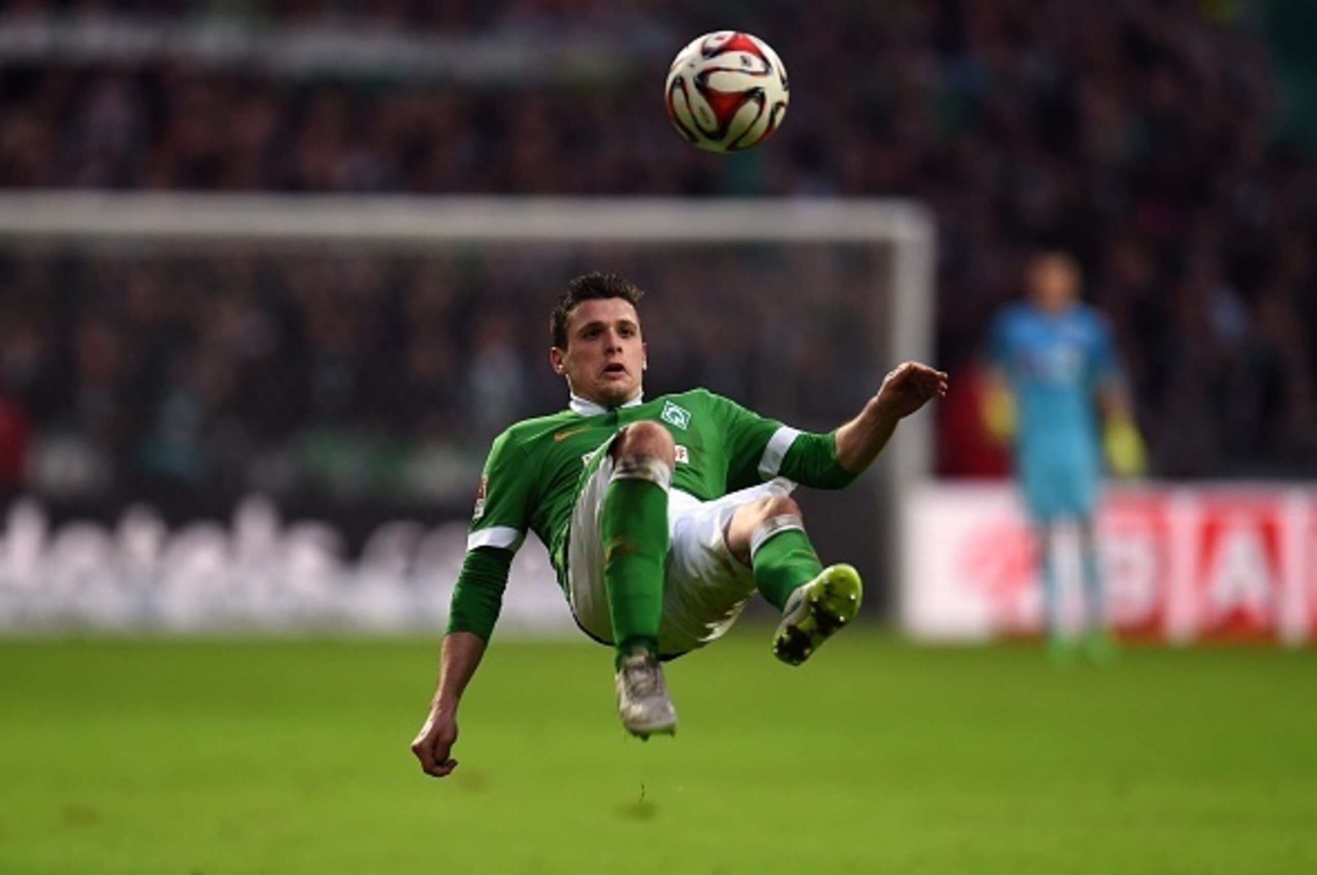 Bremen's Austrian midfielder Zlatko Junuzovic plays the ball during the German first division Bundesliga football match SV Werder Bremen vs Bayer 04 Leverkusen in Bremen, northern Germany, on February 8, 2015. Bremen won the match 2-1.   AFP PHOTO / PATRI
