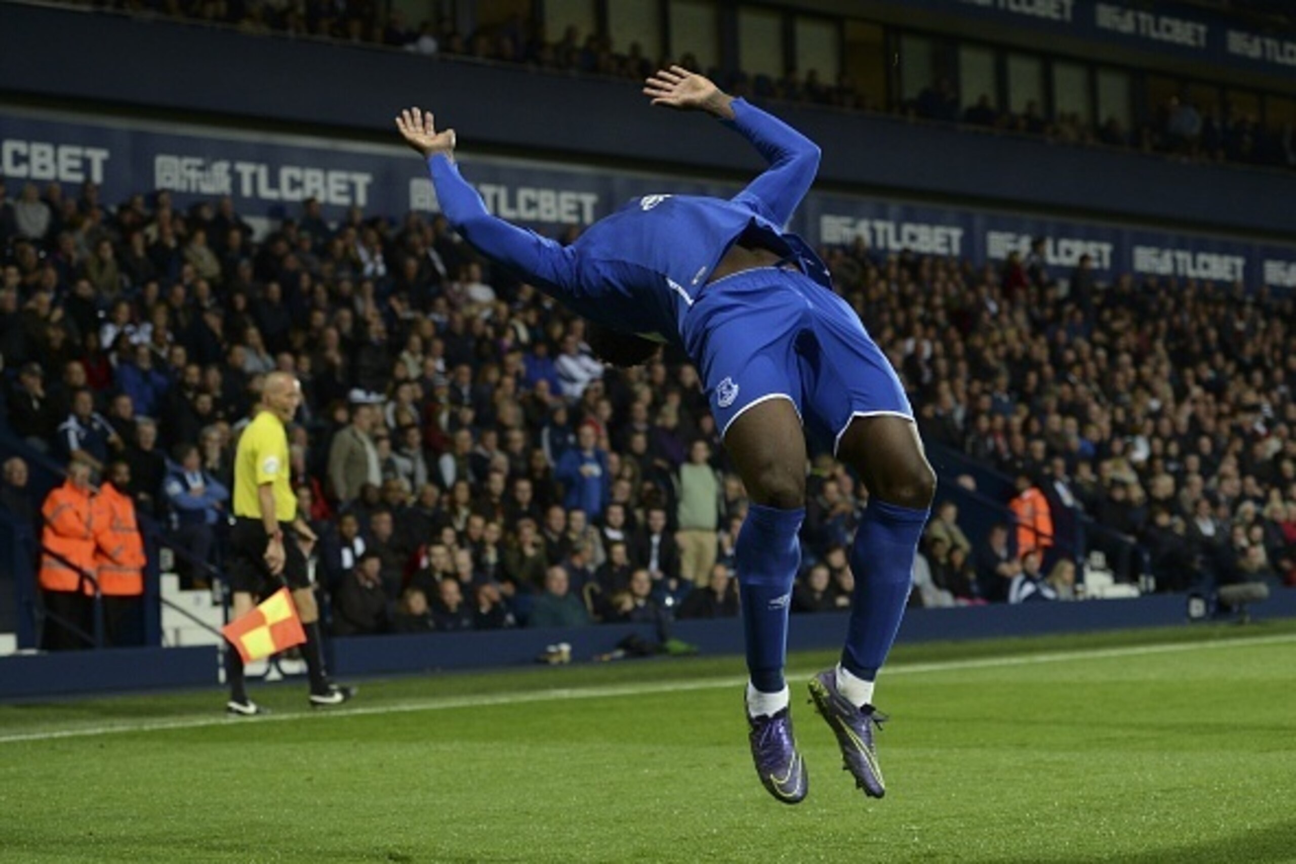 Everton's Belgian striker Romelu Lukaku does a flip and somersault as he celebrates scoring Everton's third goal during the English Premier League football match between West Bromwich Albion and Everton at The Hawthorns in West Bromwich, central England, 