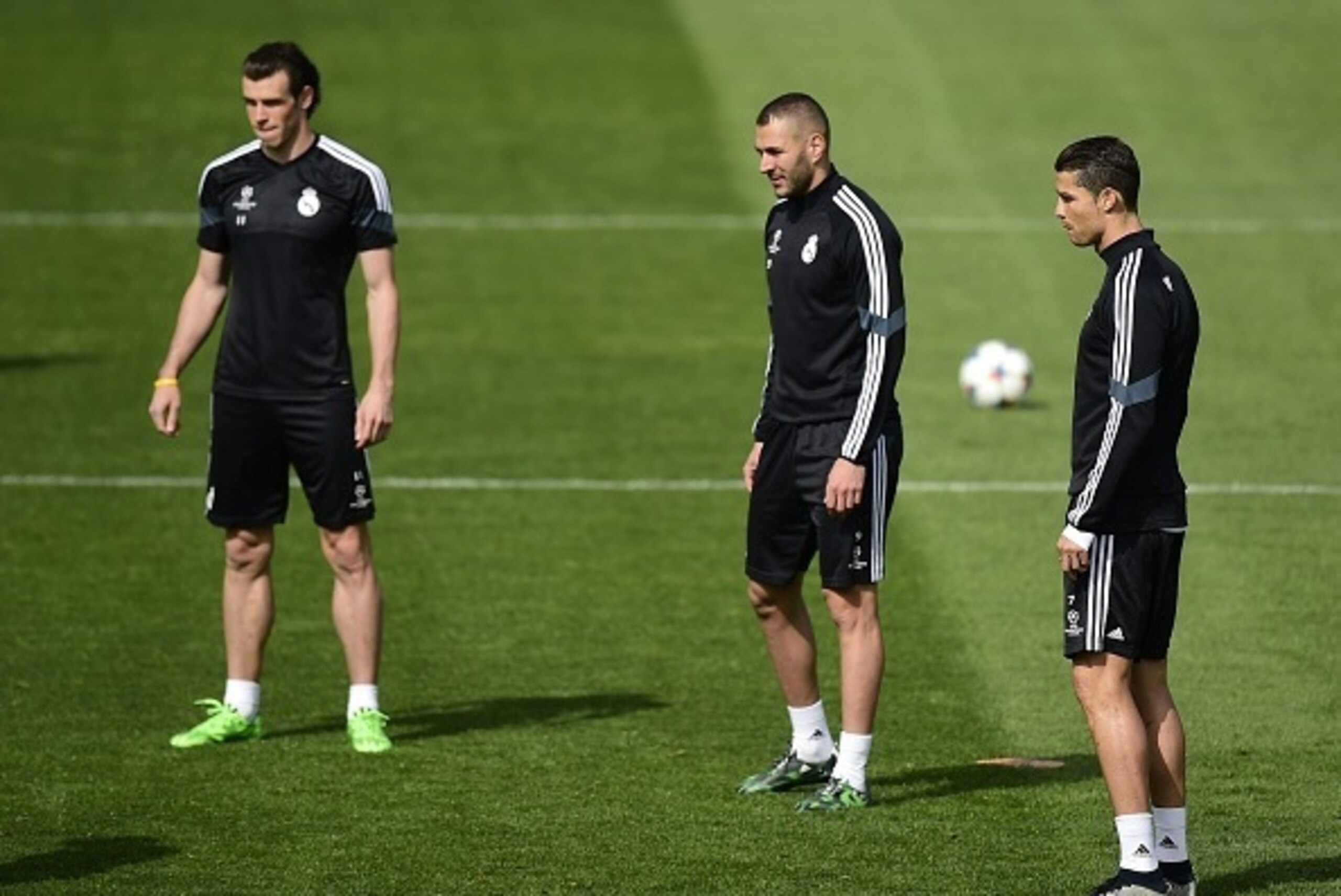 Real Madrid's Welsh forward Gareth Bale (L), Real Madrid's French forward Karim Benzema (C) and Real Madrid's Portuguese forward Cristiano Ronaldo (R) train at Valdebebas Sport City in Madrid on April 13, 2015 on the eve of their UEFA Champions League qua