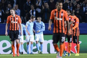 Malmo's Swedish forward Markus Rosenberg (2nd L) celebrates with his teammate Serbian midfielder Vladimir Rodic after scoring the opening goal during the UEFA Champions League Group A, first-leg football match between Malmo FF and FC Shakhtar Donetsk in M