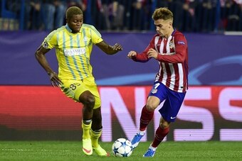Astana's Congolese forward Junior Kabananga (L) vies with Atletico Madrid's French forward Antoine Griezmann during the UEFA Champions League group C football match Club Atletico de Madrid vs FC Astana at the Vicente Calderon stadium in Madrid on October 