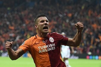 Galatasaray's German forward Lukas Podolski celebrates scoring during the UEFA Champions League football match between Galatasaray AS and SL Benfica at the Ali Sami Yen Spor Kompleks stadium in Istanbul on October 21, 2015. AFP PHOTO / OZAN KOSE        (P
