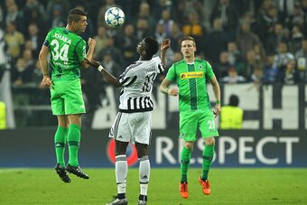 TURIN, ITALY - OCTOBER 21:  Paul Pogba (R) of Juventus competes for the ball with Granit Xhaka (L) of VfL Borussia Monchengladbach during the UEFA Champions League group stage match between Juventus and VfL Borussia Moenchengladbach at Juventus Arena on O