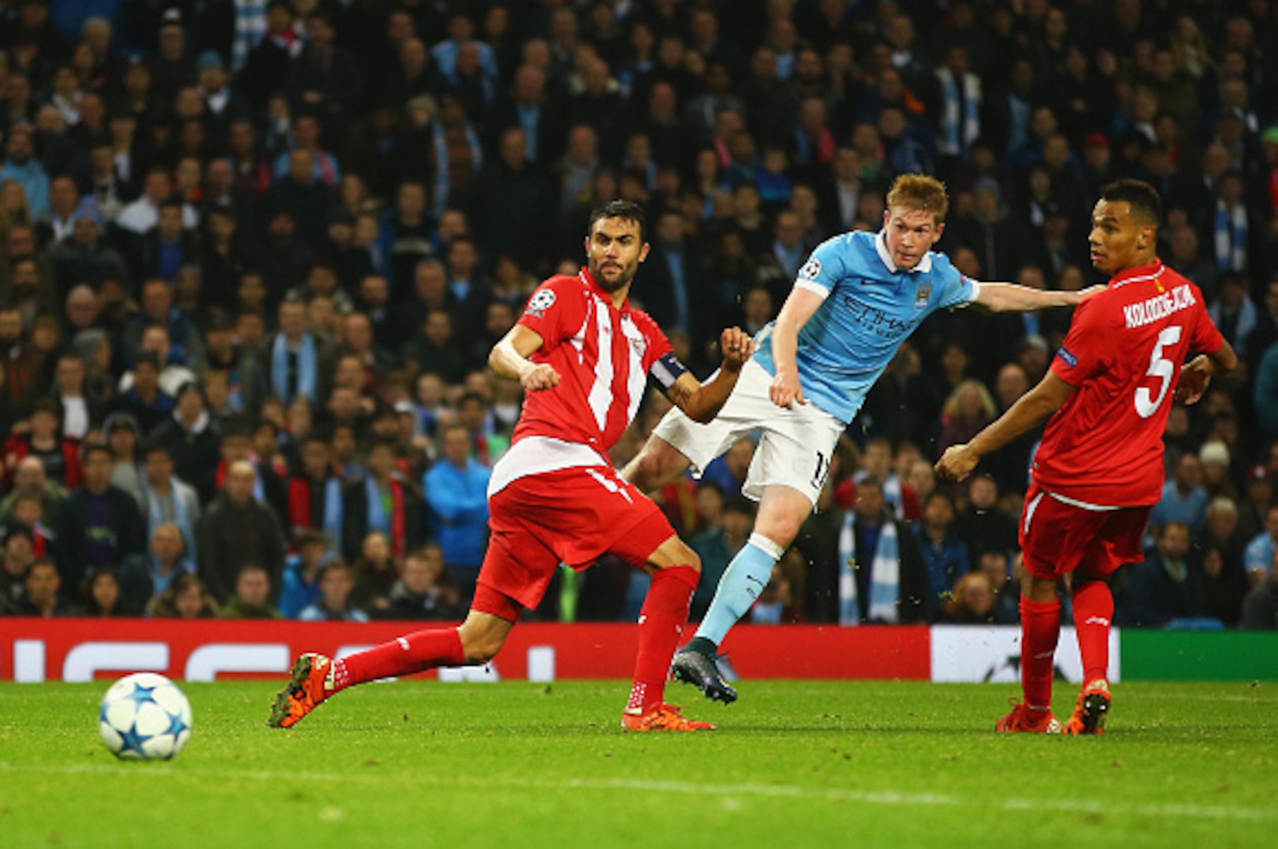 MANCHESTER, ENGLAND - OCTOBER 21:  Kevin De Bruyne of Manchester City scores his team's second goal during the UEFA Champions League Group D match between Manchester City and Sevilla at Etihad Stadium on October 21, 2015 in Manchester, United Kingdom.  (P