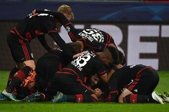 Leverkusen´s players celebrate scoring during the Group E, first-leg UEFA Champions League football match Bayer Leverkusen vs AS Roma in Leverkusen, western Germany on October 20, 2015. AFP PHOTO / PATRIK STOLLARZ        (Photo credit should read PATRIK S