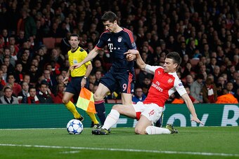 LONDON, ENGLAND - OCTOBER 20:  Laurent Koscielny of Arsenal challenges Robert Lewandowski of Bayern Munchen during the UEFA Champions League Group F match between Arsenal FC and FC Bayern Munchen at the Emirates Stadium on October 20, 2015 in London, Unit