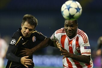 Dinamo Zagreb's Romanian defender Alexandru Matel (L) vies with Olympiakos' Nigerian forward Ideye Brown during the UEFA Champions League football match between Dinamo Zabreb and Olympiakos at the Stadion Maksimir stadium in Zagreb on October 20, 2015. AF