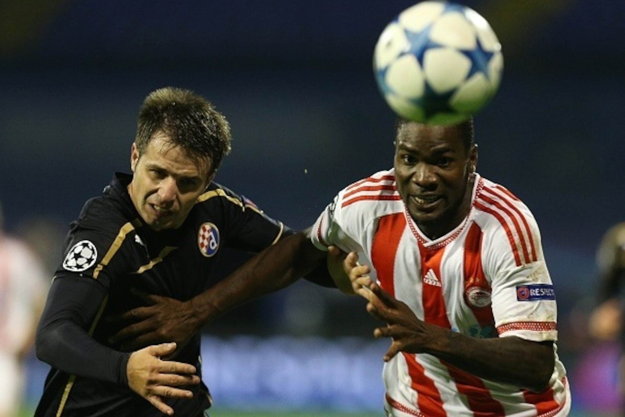 Dinamo Zagreb's Romanian defender Alexandru Matel (L) vies with Olympiakos' Nigerian forward Ideye Brown during the UEFA Champions League football match between Dinamo Zabreb and Olympiakos at the Stadion Maksimir stadium in Zagreb on October 20, 2015. AF