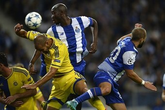 Porto's French midfielder Giannelli Imbula (C) heads the ball with Maccabi's midfielder Gal Alberman (L) during the UEFA Champions League group G football match FC Porto vs Maccabi Tel-Aviv FC at the Dragao stadium in Porto on October 20, 2015.   AFP PHOT