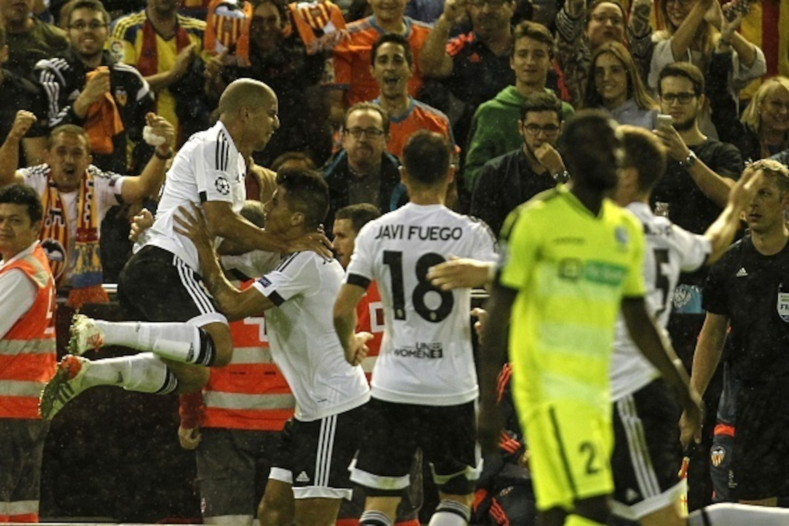 Valencia's French midfielder Sofiane Feghouli (L) celebrates his goal with teammates during the UEFA Champions League group H football match Valencia CF vs KAA Gent at the Mestalla stadium in Valencia on October 20, 2015.     AFP PHOTO/ JOSE JORDAN       