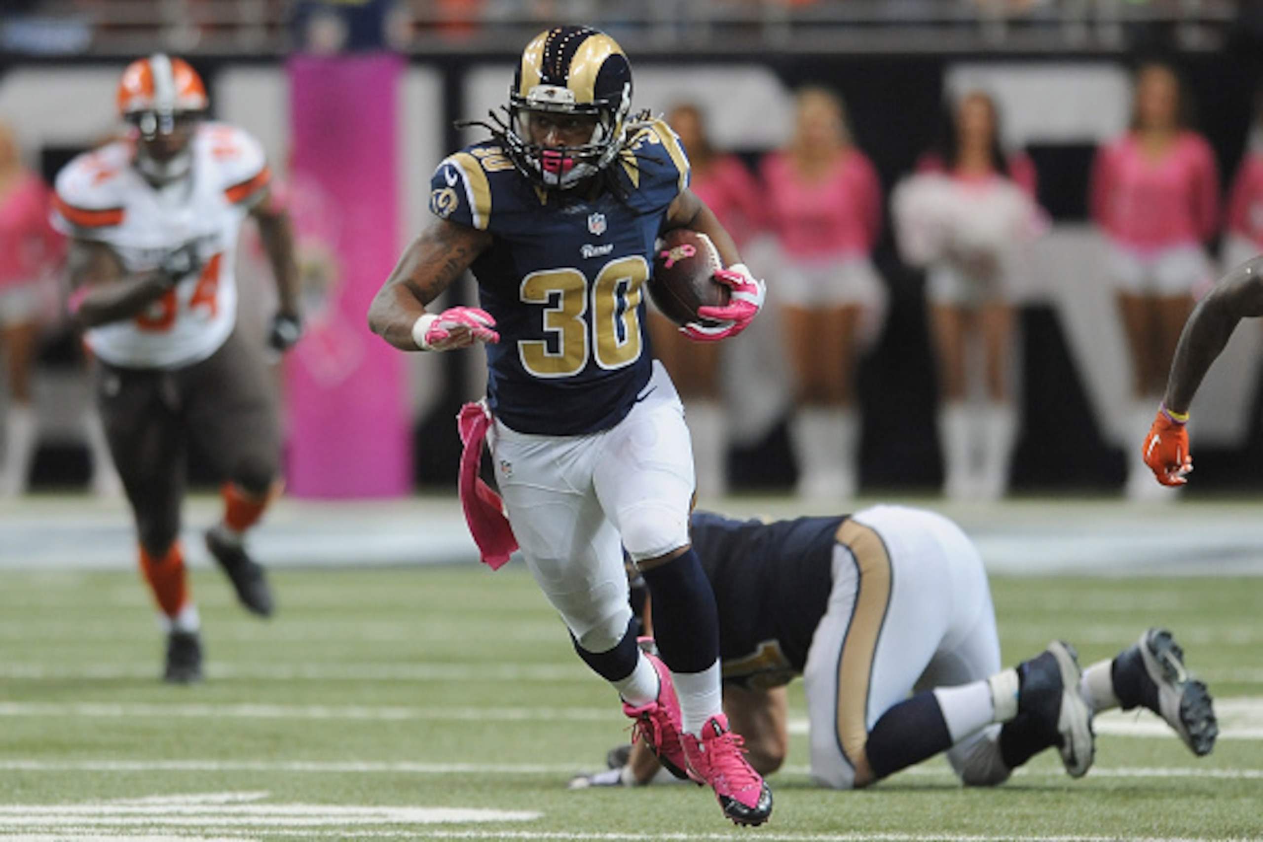 ST. LOUIS, MO - OCTOBER 25: Todd Gurley #30 of the St. Louis Rams against the Cleveland Browns in the second quarter at the Edward Jones Dome on October 25, 2015 in St. Louis, Missouri. (Photo by Michael B. Thomas/Getty Images)