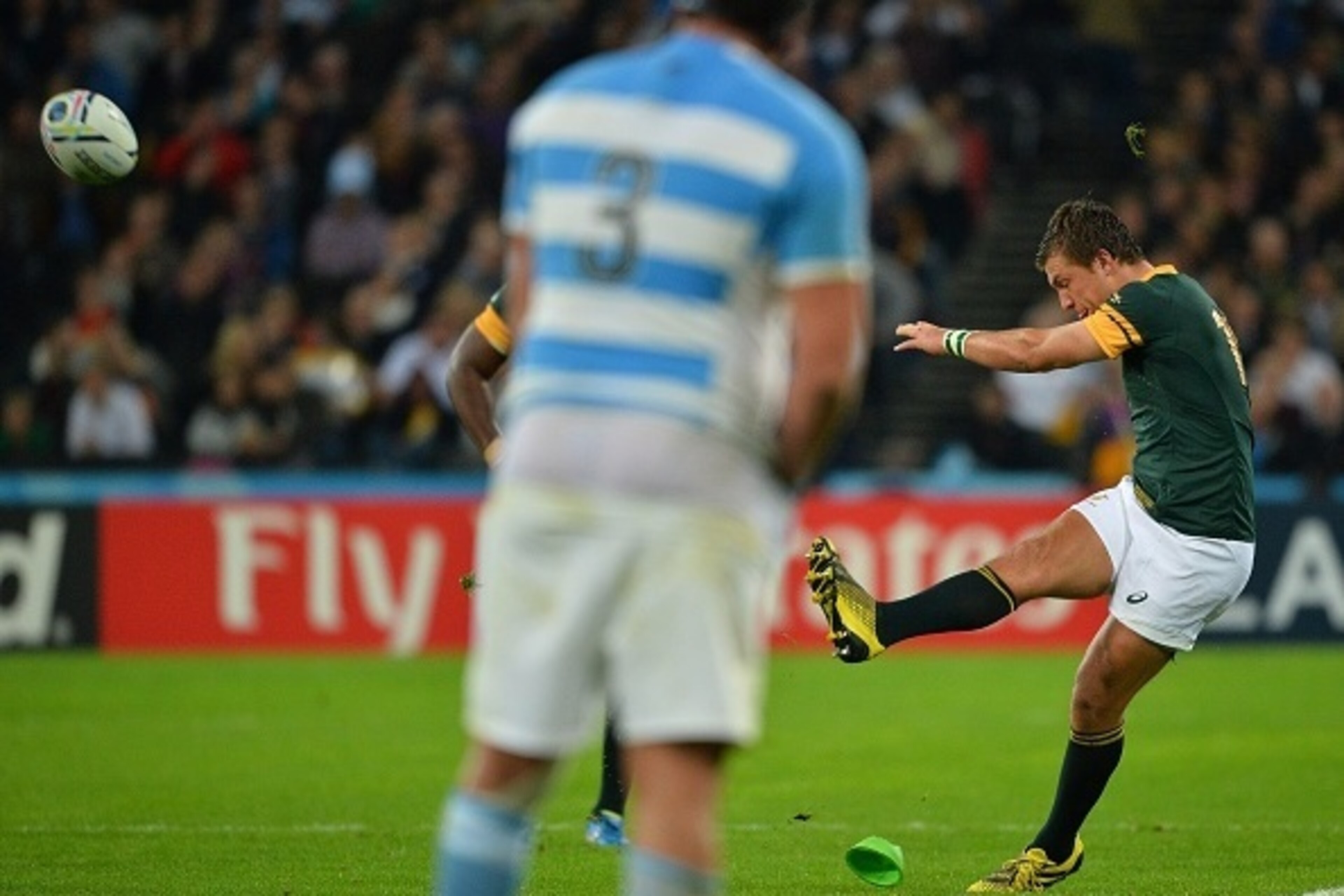 South Africa's fly half Handre Pollard converts a penalty during the bronze medal match of the 2015 Rugby World Cup between South Africa and Argentina at the Olympic Stadium, east London, on October 30, 2015. 
AFP PHOTO / GLYN KIRK
RESTRICTED TO EDITORIAL
