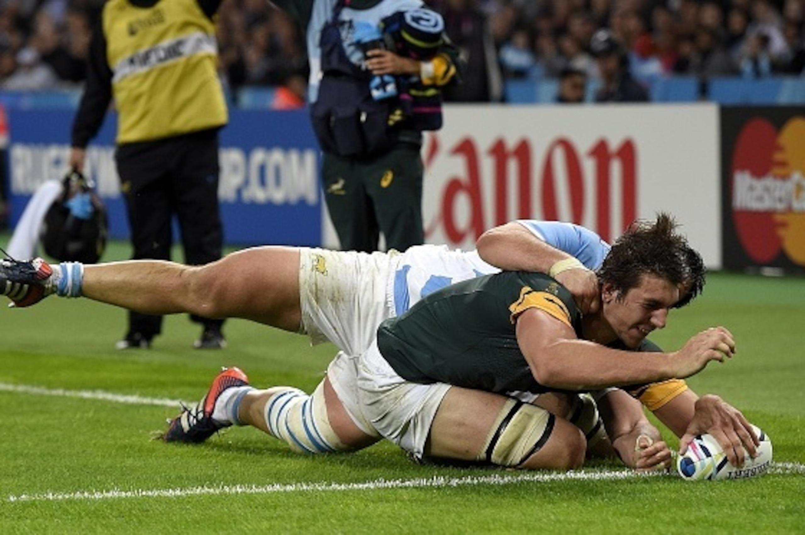 South Africa's lock Eben Etzebeth (R) scores a try by Argentina's prop Juan Figallo during the bronze medal match of the 2015 Rugby World Cup between South Africa and Argentina at the Olympic Stadium, east London, on October 30, 2015. 
AFP PHOTO / FRANCK 