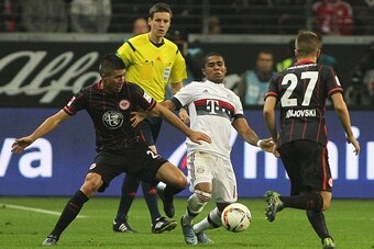 Frankfurt's Serbian midfielder Slobodan Medojevic (L) and Frankfurt's Serbian defender Aleksandar Ignjovski (R) vie for the ball with Bayern Munich's Brazilian midfielder Douglas Costa (C) during the German first division Bundesliga football match Eintrac