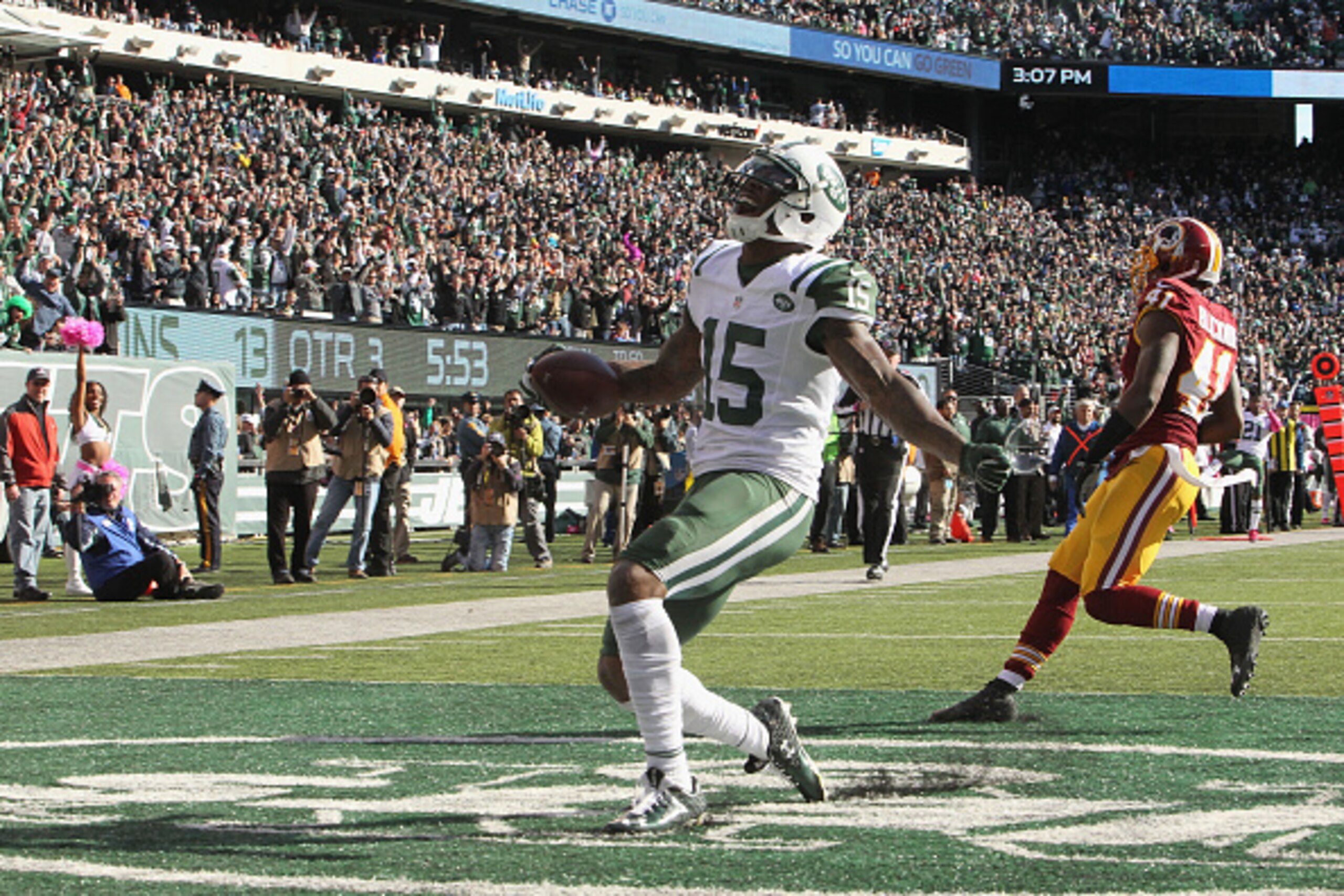 EAST RUTHERFORD, NJ - OCTOBER 18:  Wide Receiver Brandon Marshall #15 of the New York Jets scores a Touchdown against the Washington Redskins at MetLife Stadium on October 18, 2015 in East Rutherford, New Jersey.  (Photo by Al Pereira/Getty Images for New