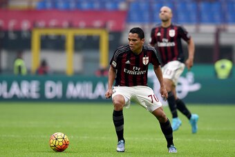 MILAN, ITALY - OCTOBER 25:  Carlos Bacca of AC Milan in action during the Serie A match between AC Milan and US Sassuolo Calcio at Stadio Giuseppe Meazza on October 25, 2015 in Milan, Italy.  (Photo by Claudio Villa/Getty Images)