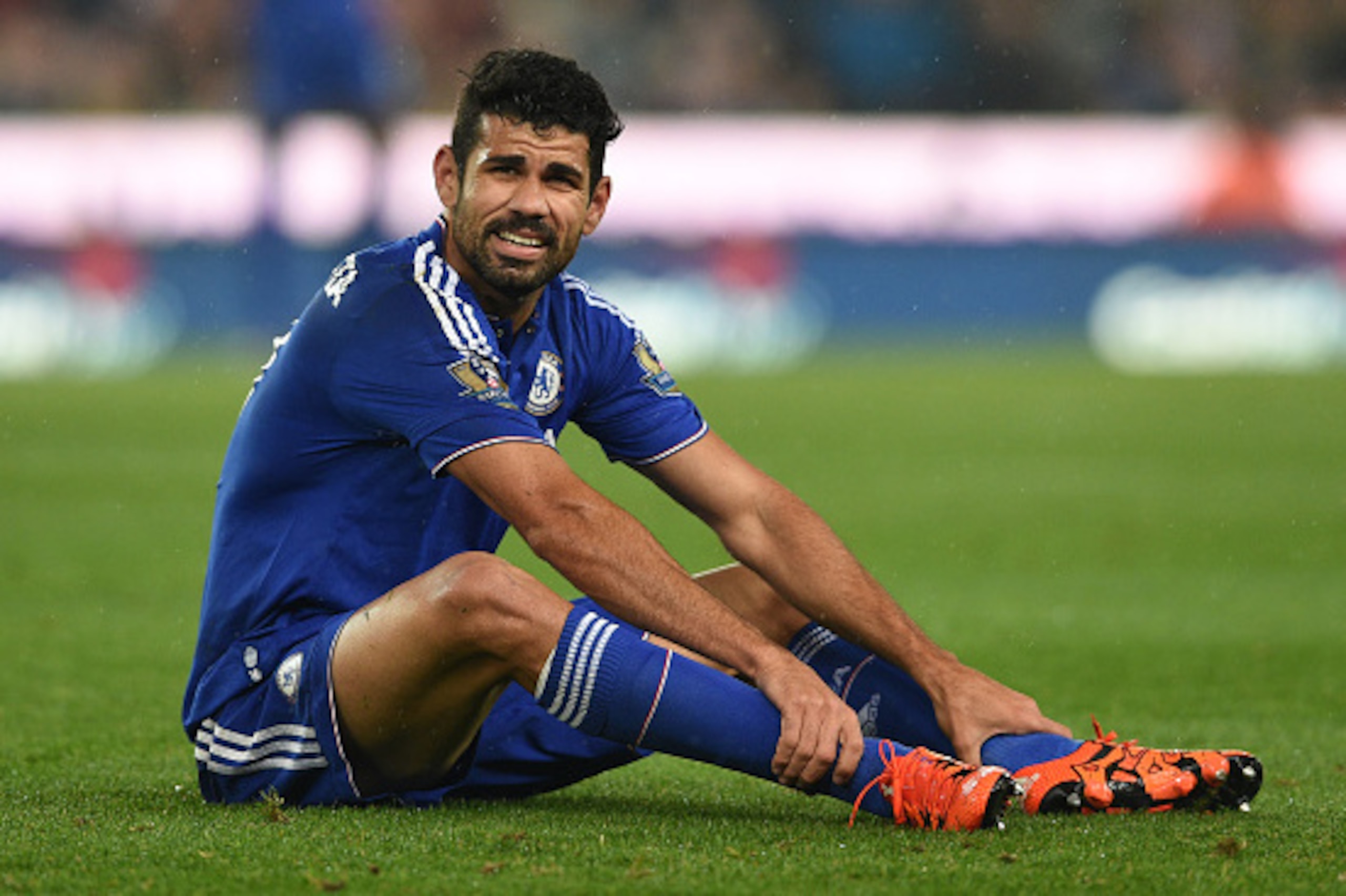STOKE ON TRENT, ENGLAND - OCTOBER 27:  The injured Diego Costa of Chelsea looks on prior to leaving the pitch due to injury during the Capital One Cup fourth round match between Stoke City and Chelsea at the Britannia Stadium on October 27, 2015 in Stoke 