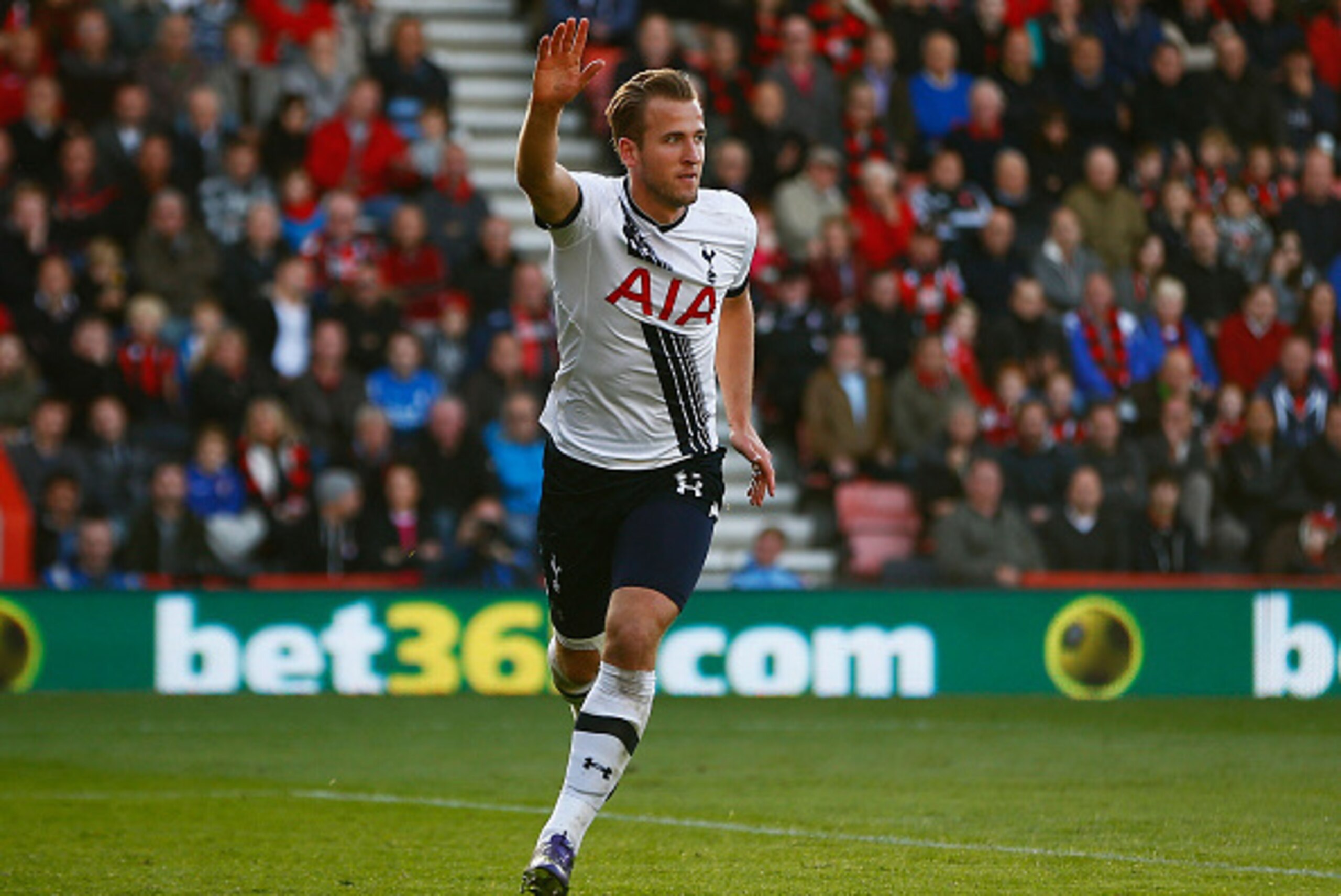 BOURNEMOUTH, ENGLAND - OCTOBER 25:  Harry Kane of Tottenham Hotspur celebrates scoring his team's fourth goal during the Barclays Premier League match between A.F.C. Bournemouth and Tottenham Hotspur at Vitality Stadium on October 25, 2015 in Bournemouth,